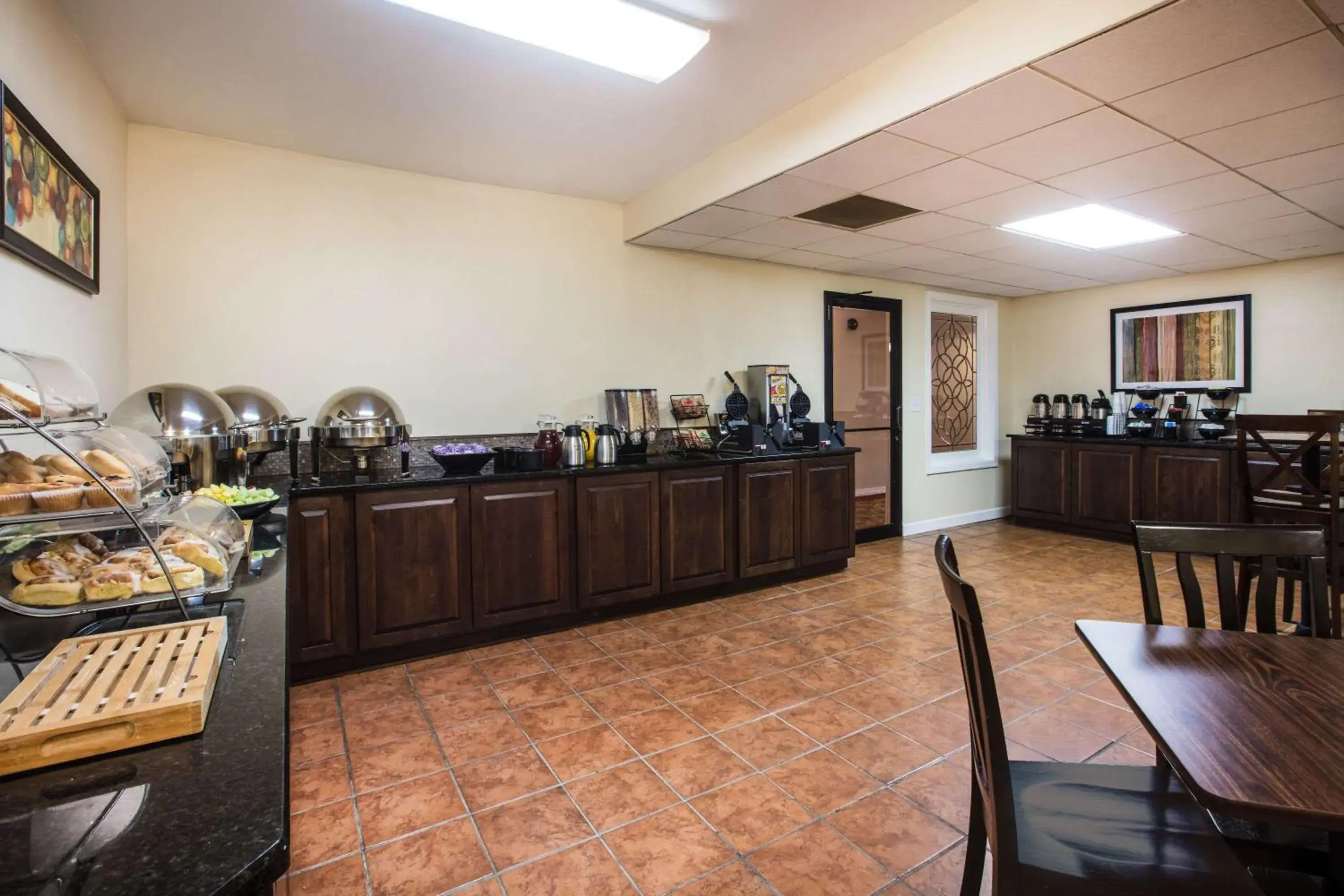 Restaurant/places to eat in Ramada by Wyndham Ligonier Restaurant/places to eat in Ramada by Wyndham Ligonier