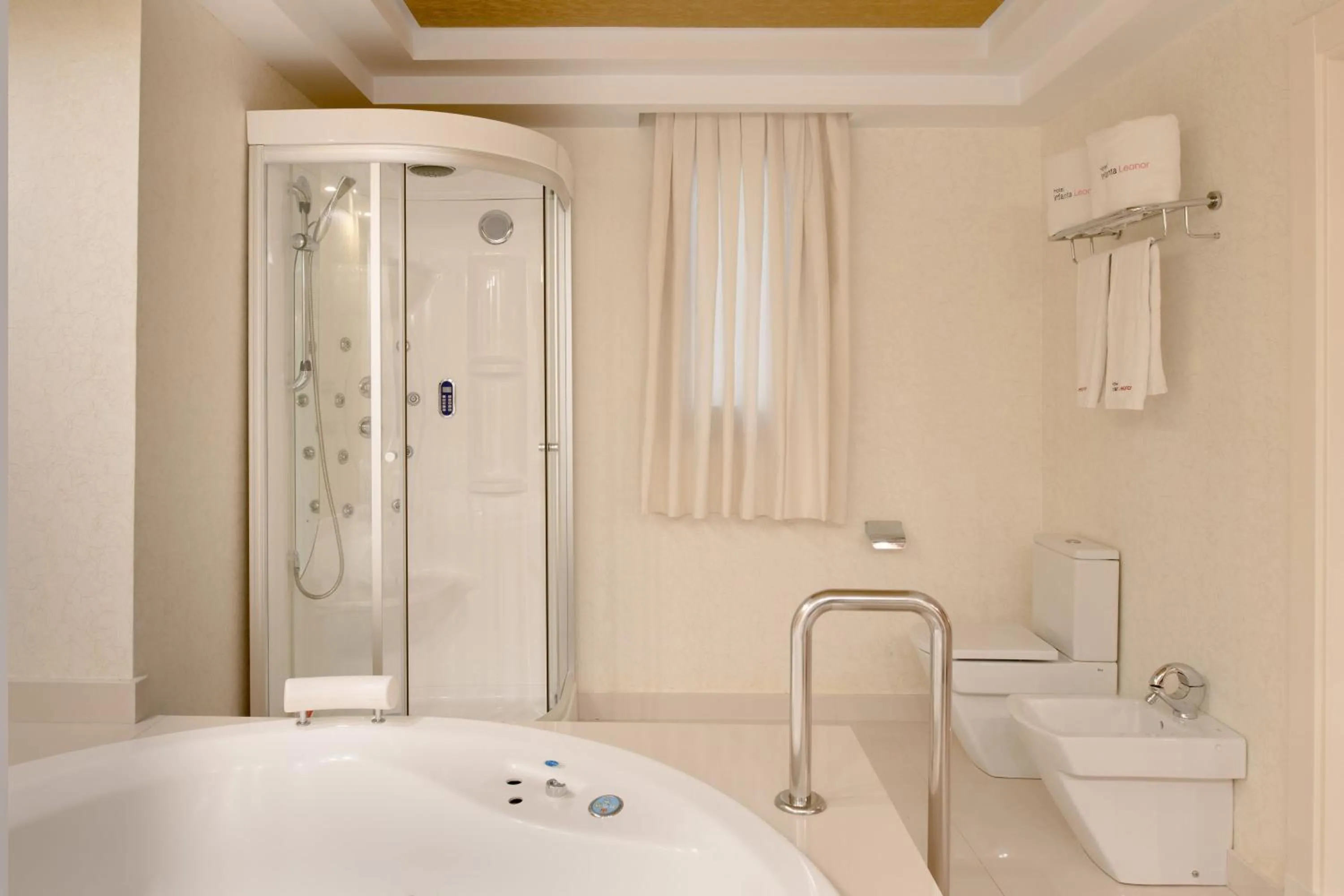 Shower in Hotel Infanta Leonor