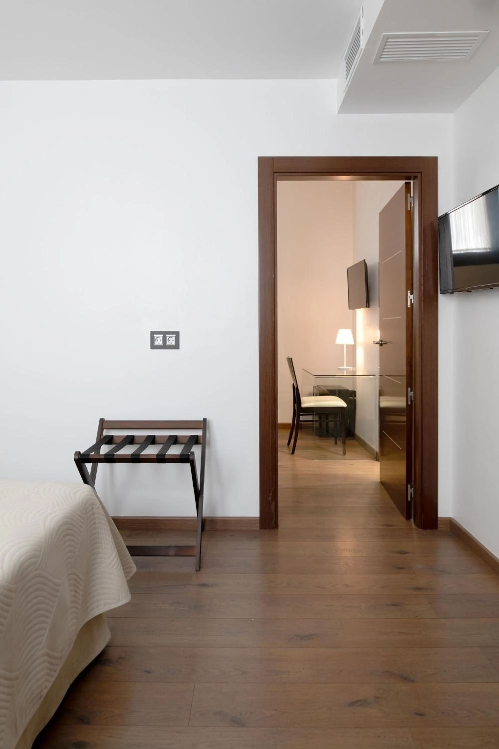 TV and multimedia, Bed in Hotel Infanta Leonor