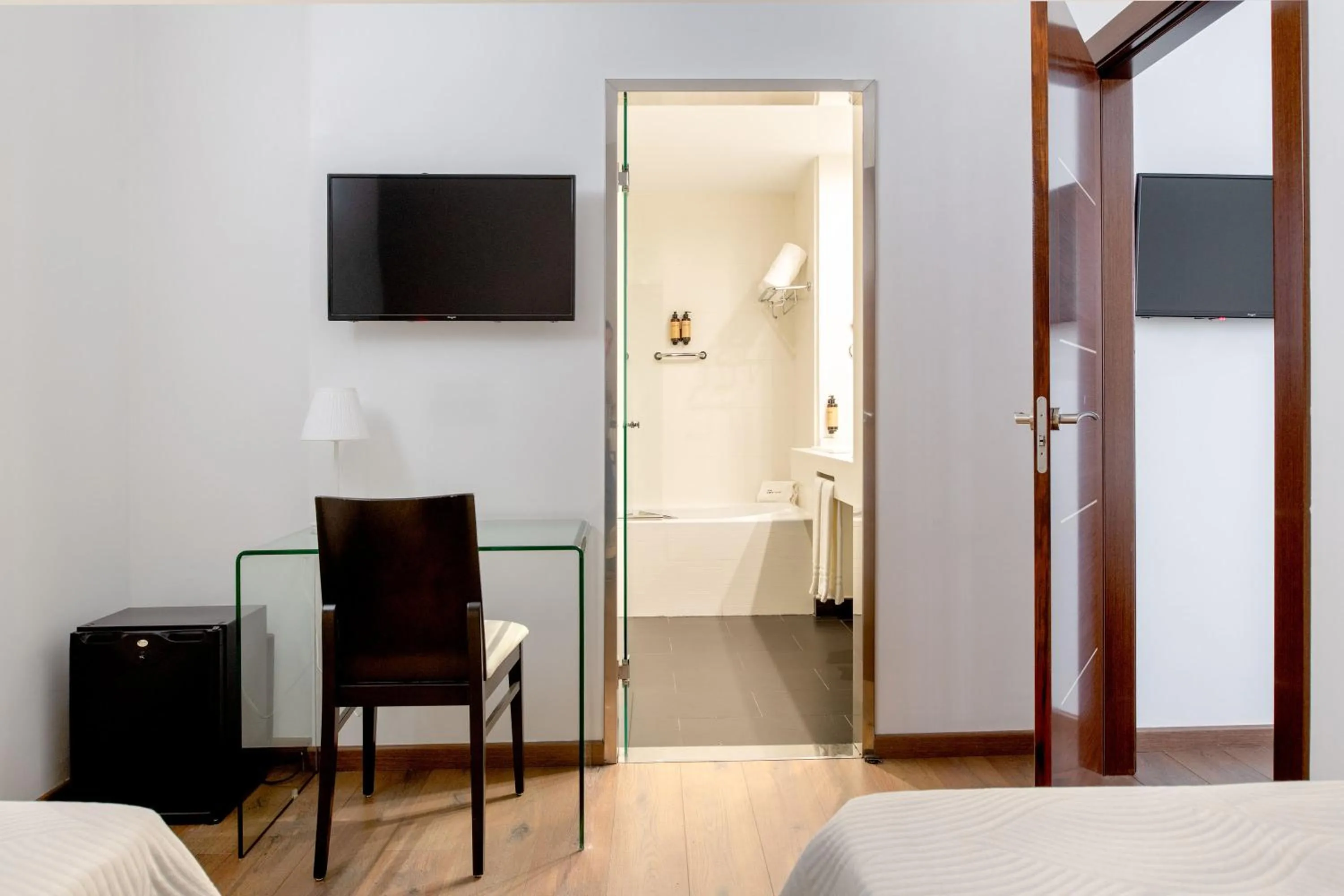 Bathroom, Bed in Hotel Infanta Leonor