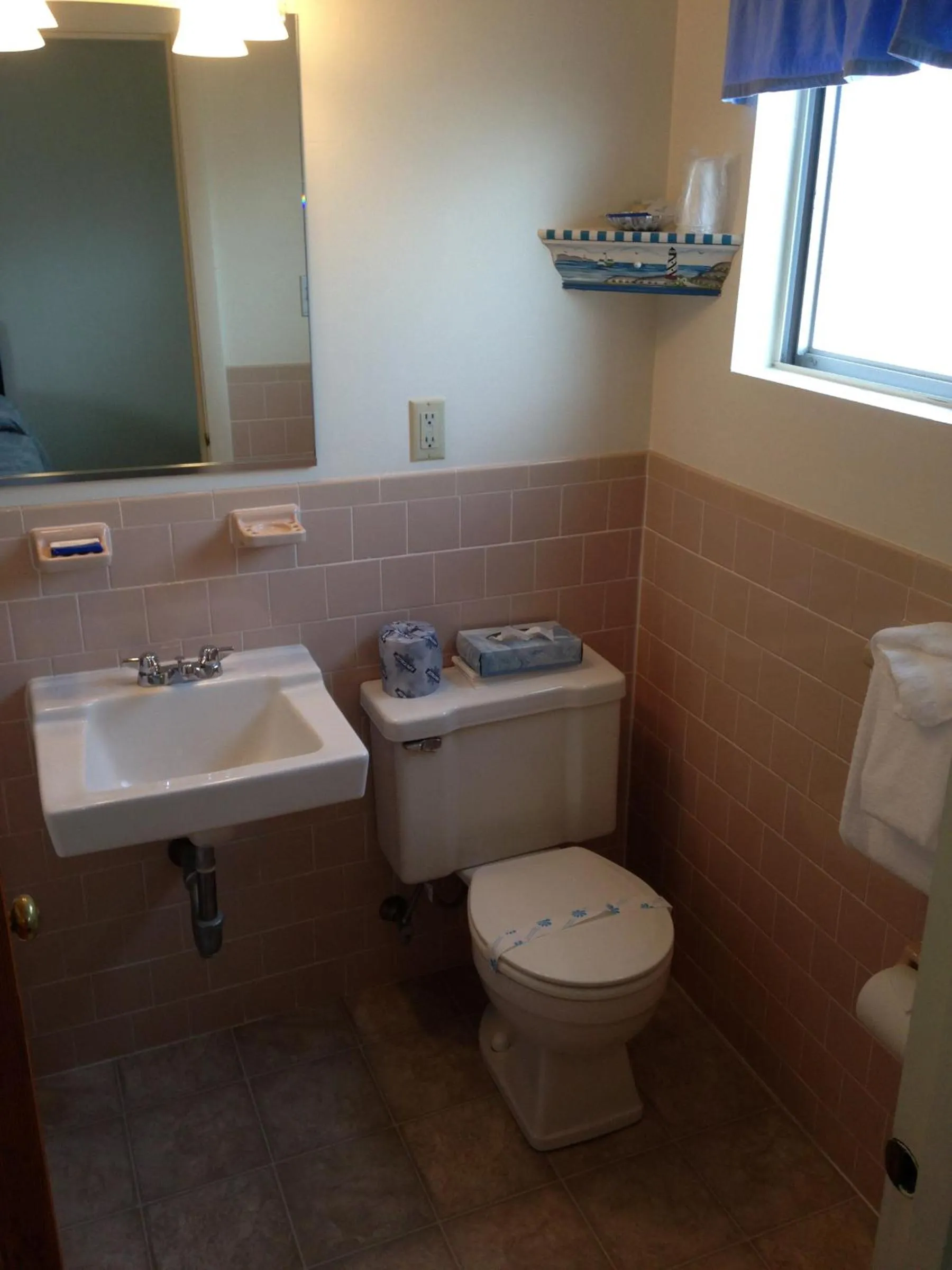 Toilet in Ocean Street Inn