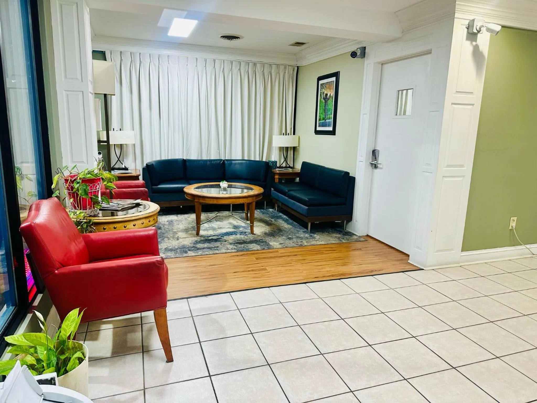 Seating area in Astoria Hotel North