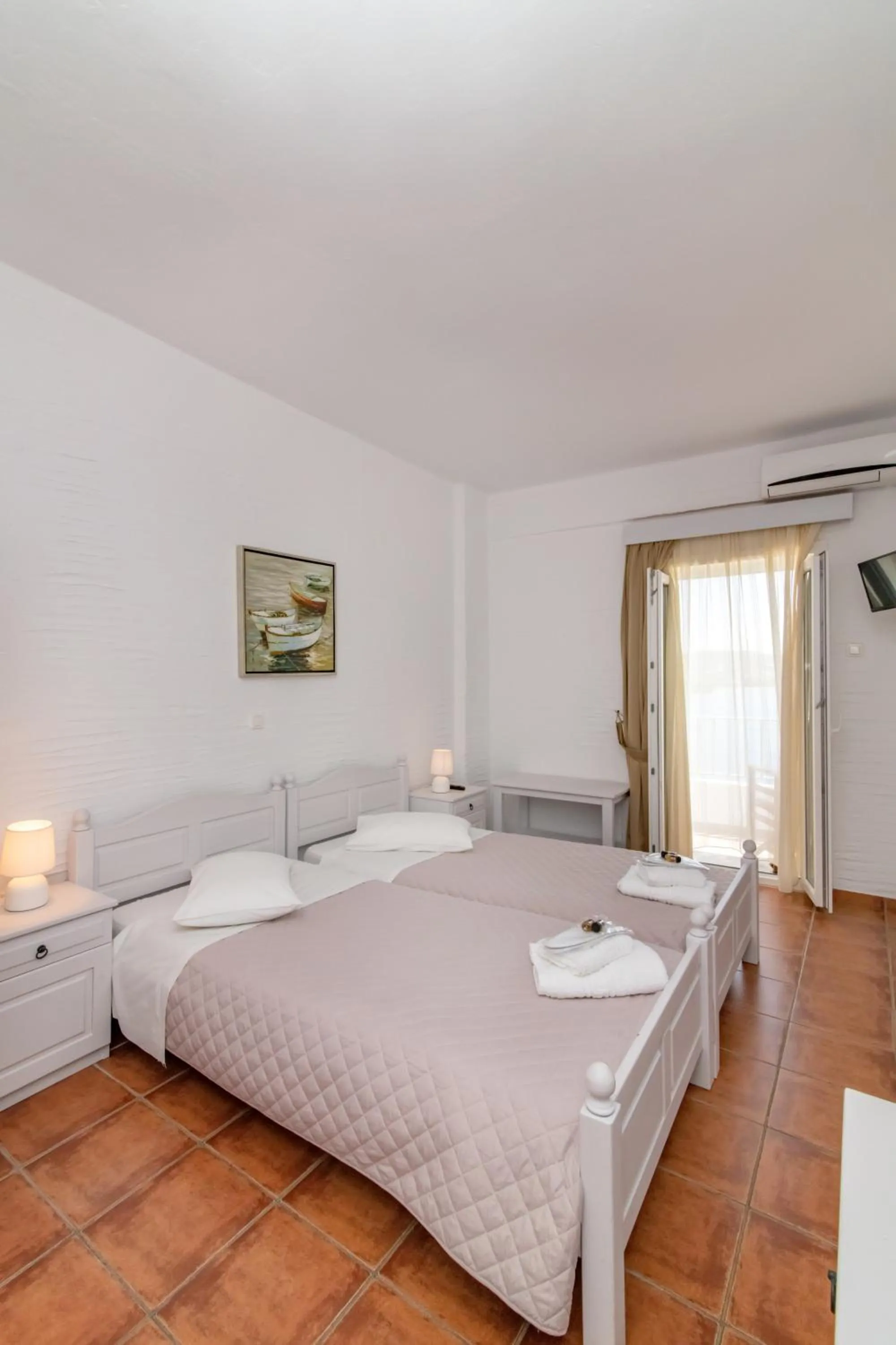 Photo of the whole room, Bed in Agali bay hotel