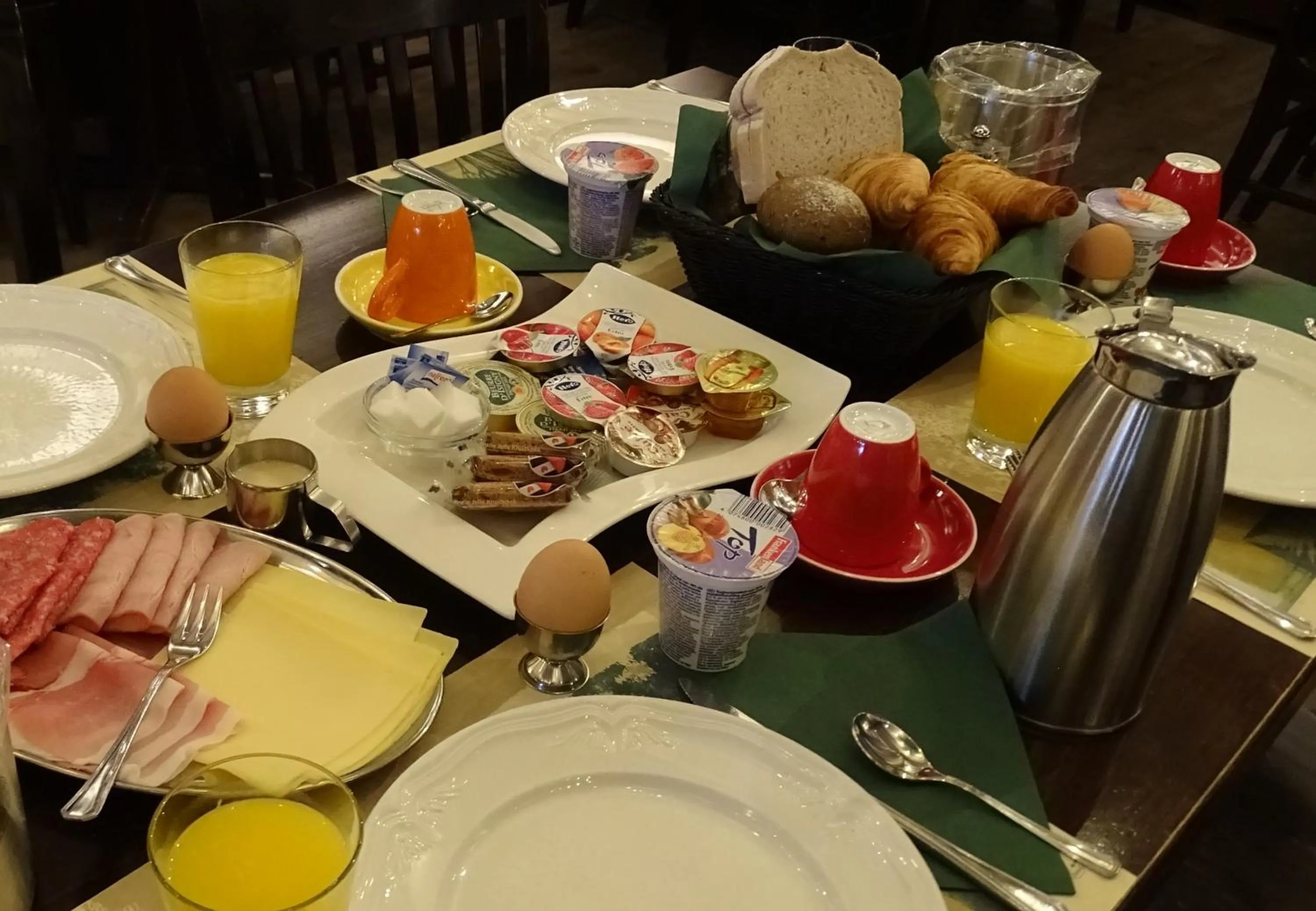 Food and drinks in Hotel Café Restaurant "De Kroon"