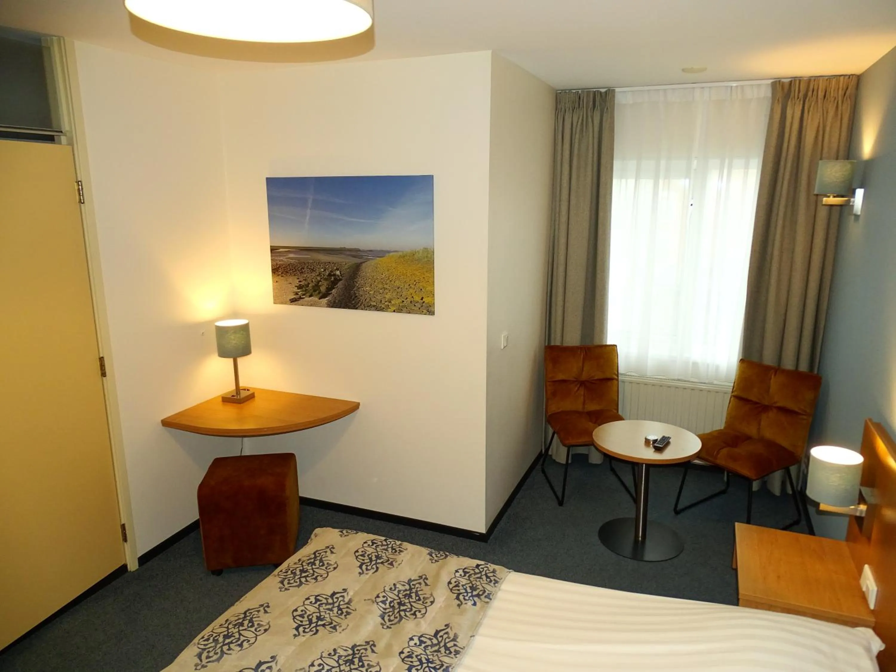 Photo of the whole room, Bed in Hotel Café Restaurant "De Kroon"