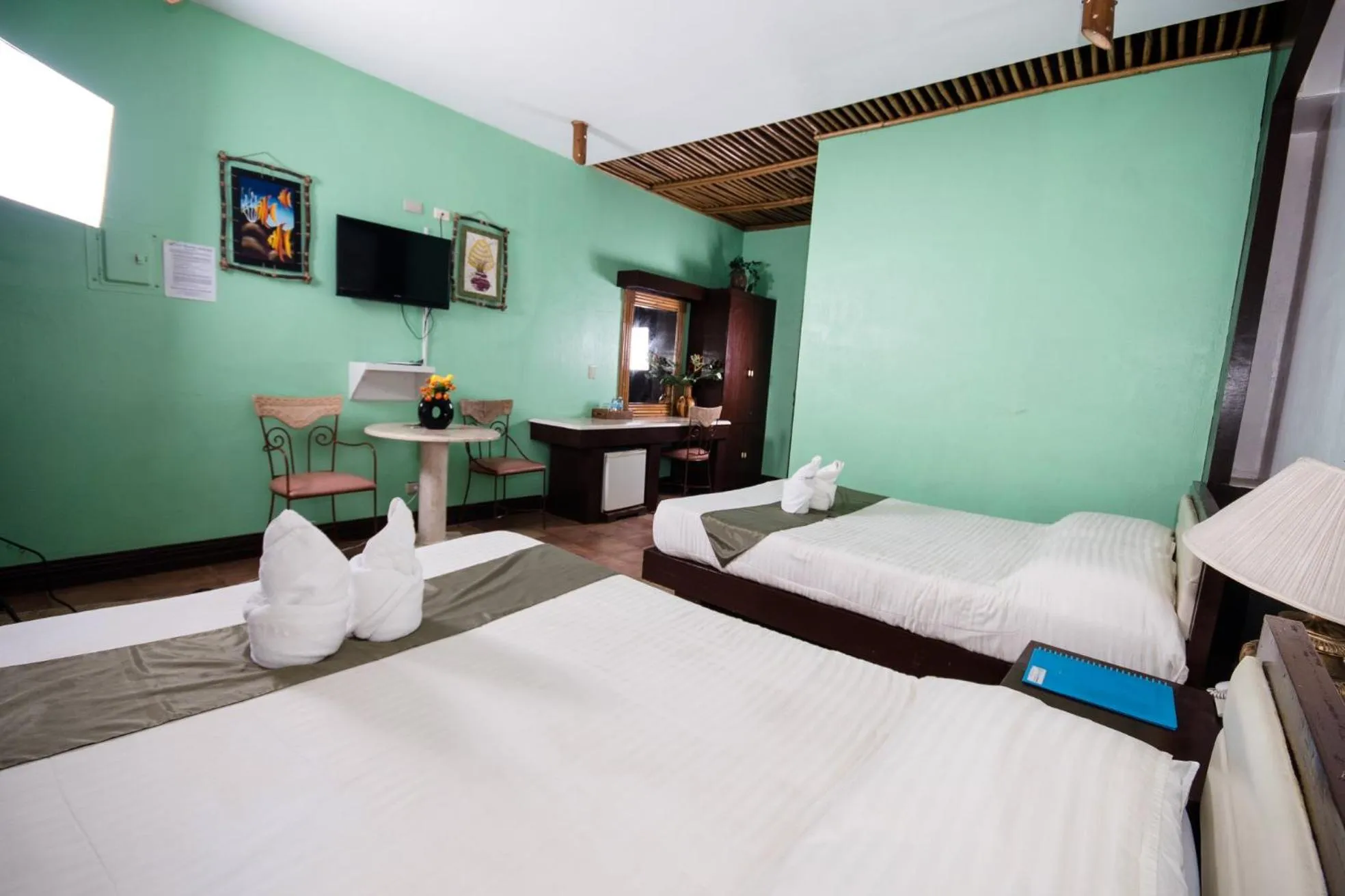 Bedroom, Bed in San Remigio Beach Club