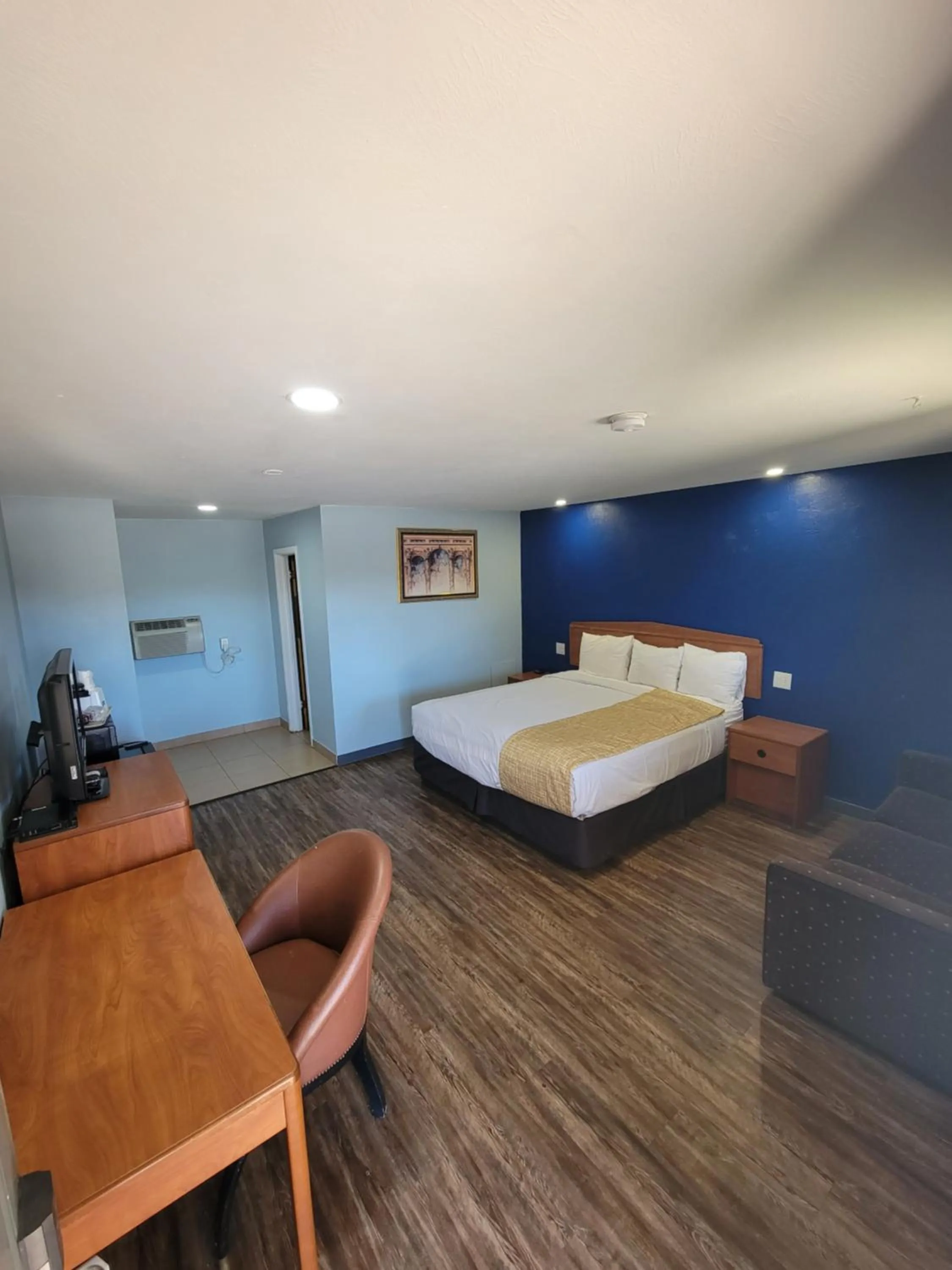 Photo of the whole room, Bed in Travelodge by Wyndham Clovis