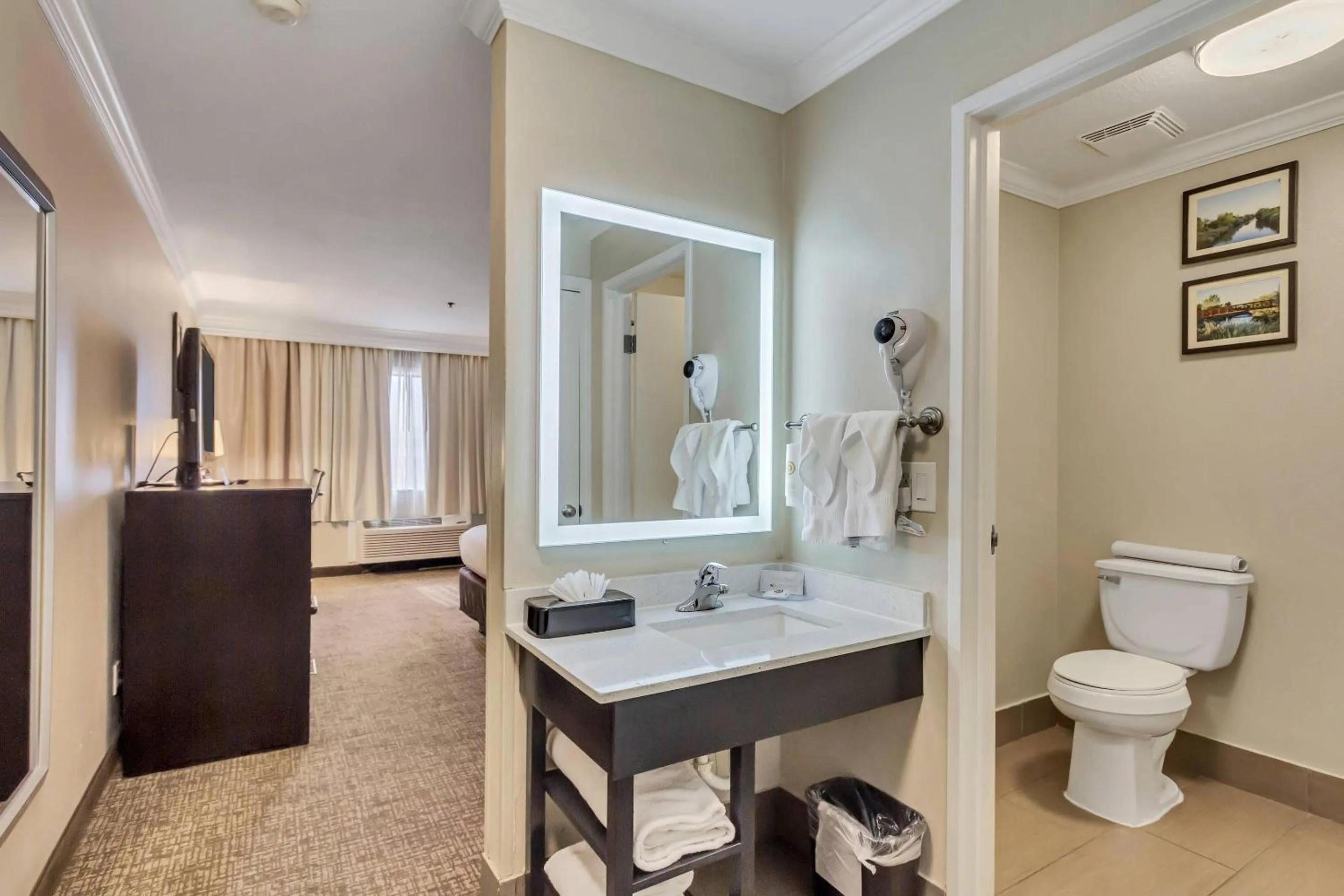 Bedroom in Comfort Inn Murray – Salt Lake City South