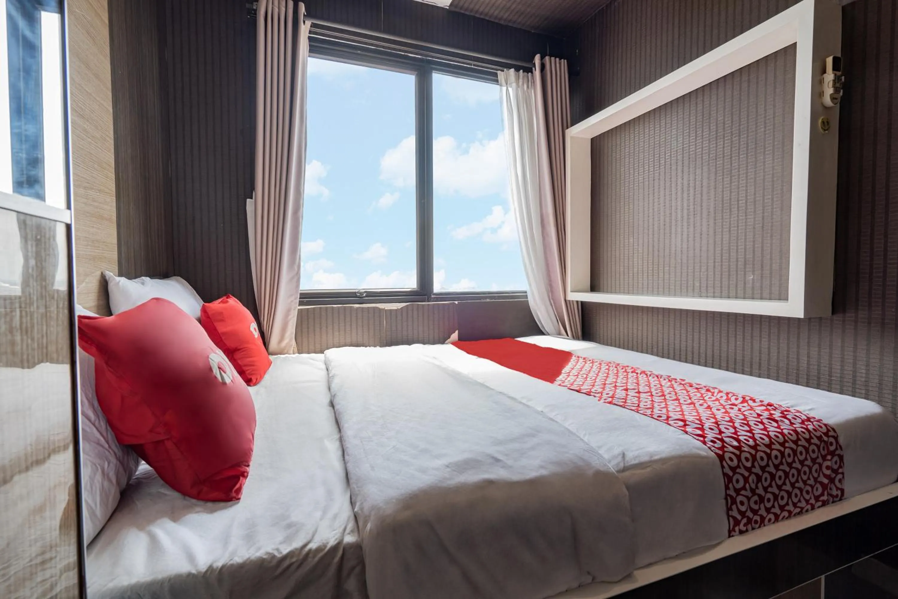 Bedroom, Bed in Hotel O Tamansari Panoramic Apartment By Anwar