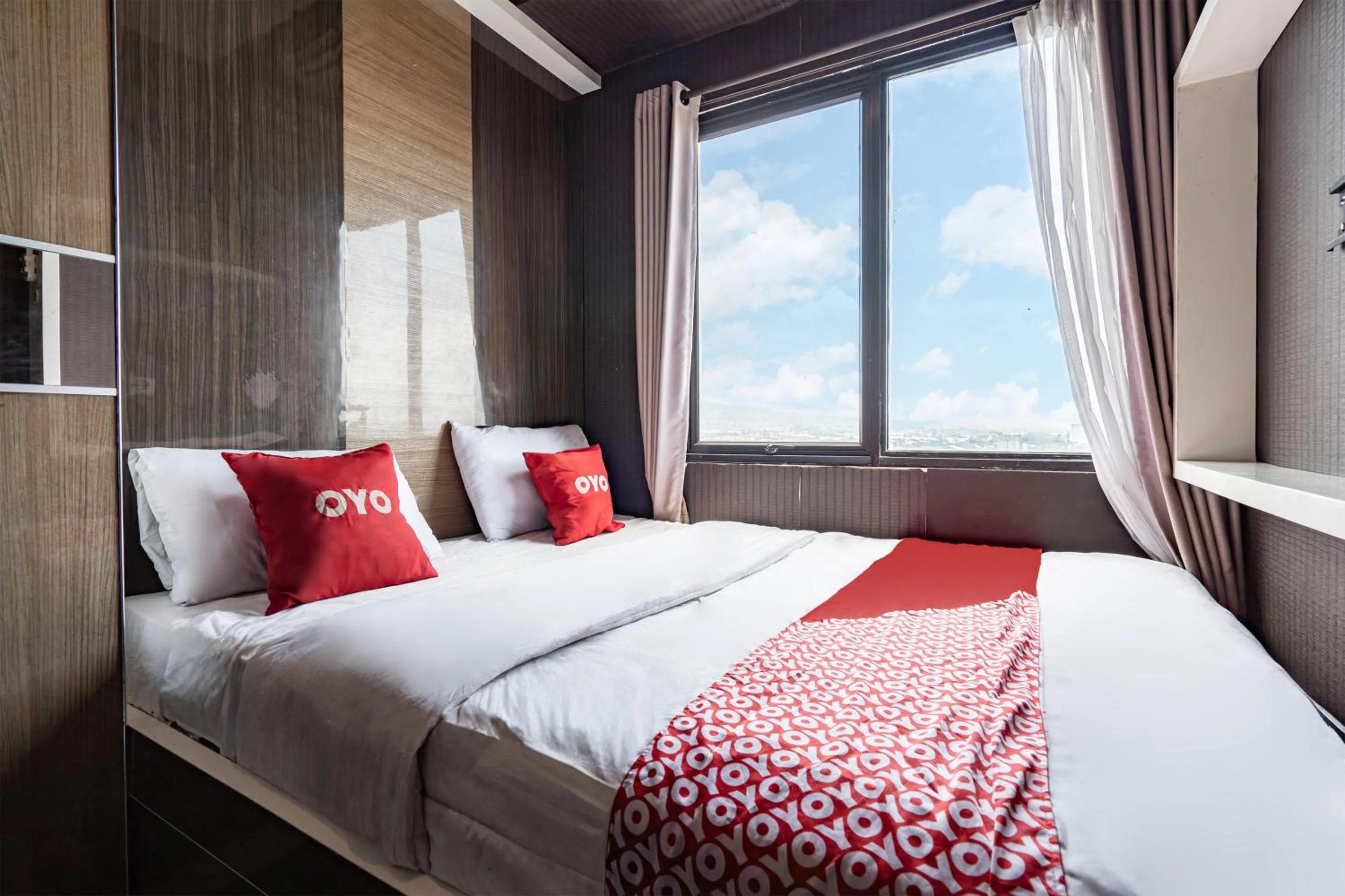 Bedroom, Bed in Hotel O Tamansari Panoramic Apartment By Anwar