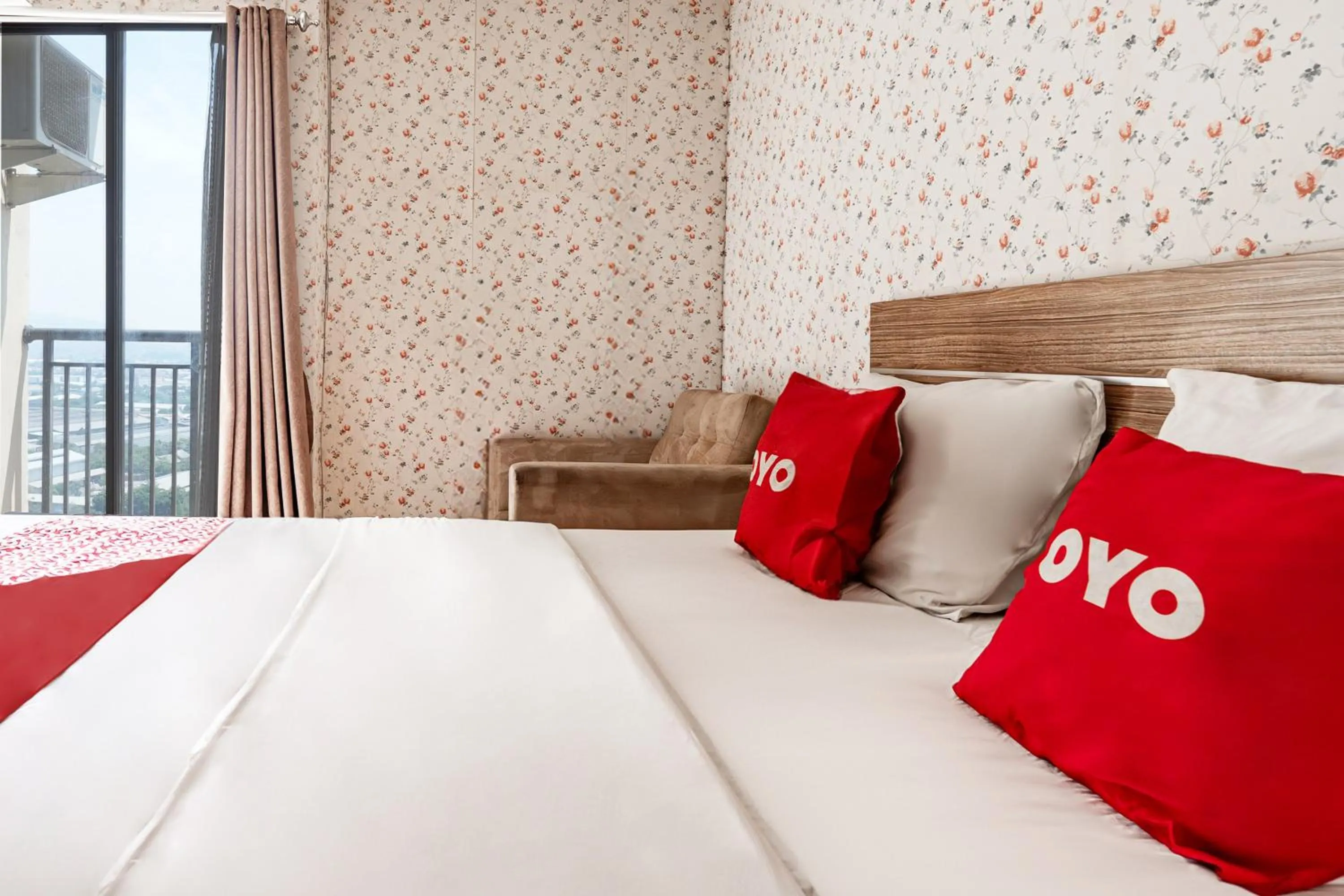 Bedroom, Bed in Hotel O Tamansari Panoramic Apartment By Anwar