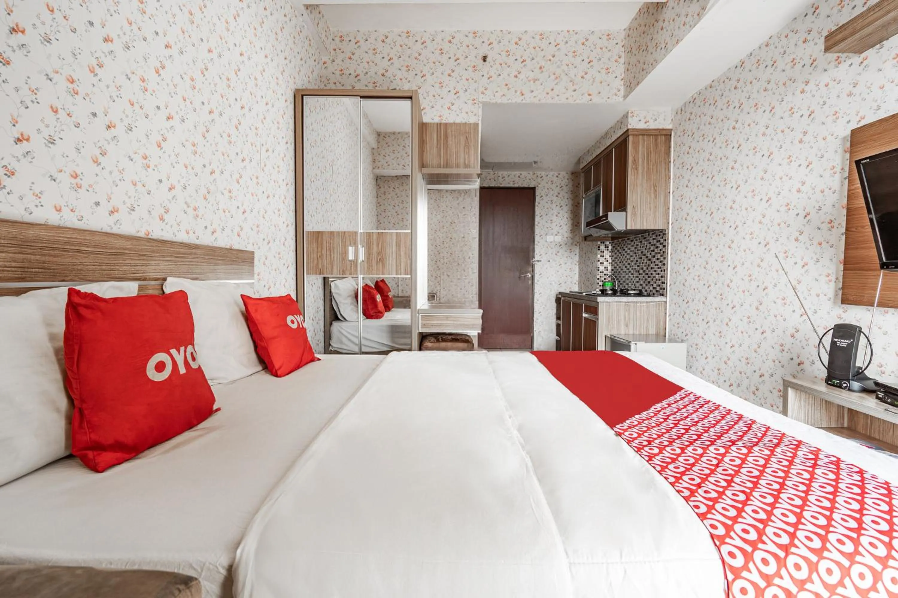 Bedroom, Bed in Hotel O Tamansari Panoramic Apartment By Anwar