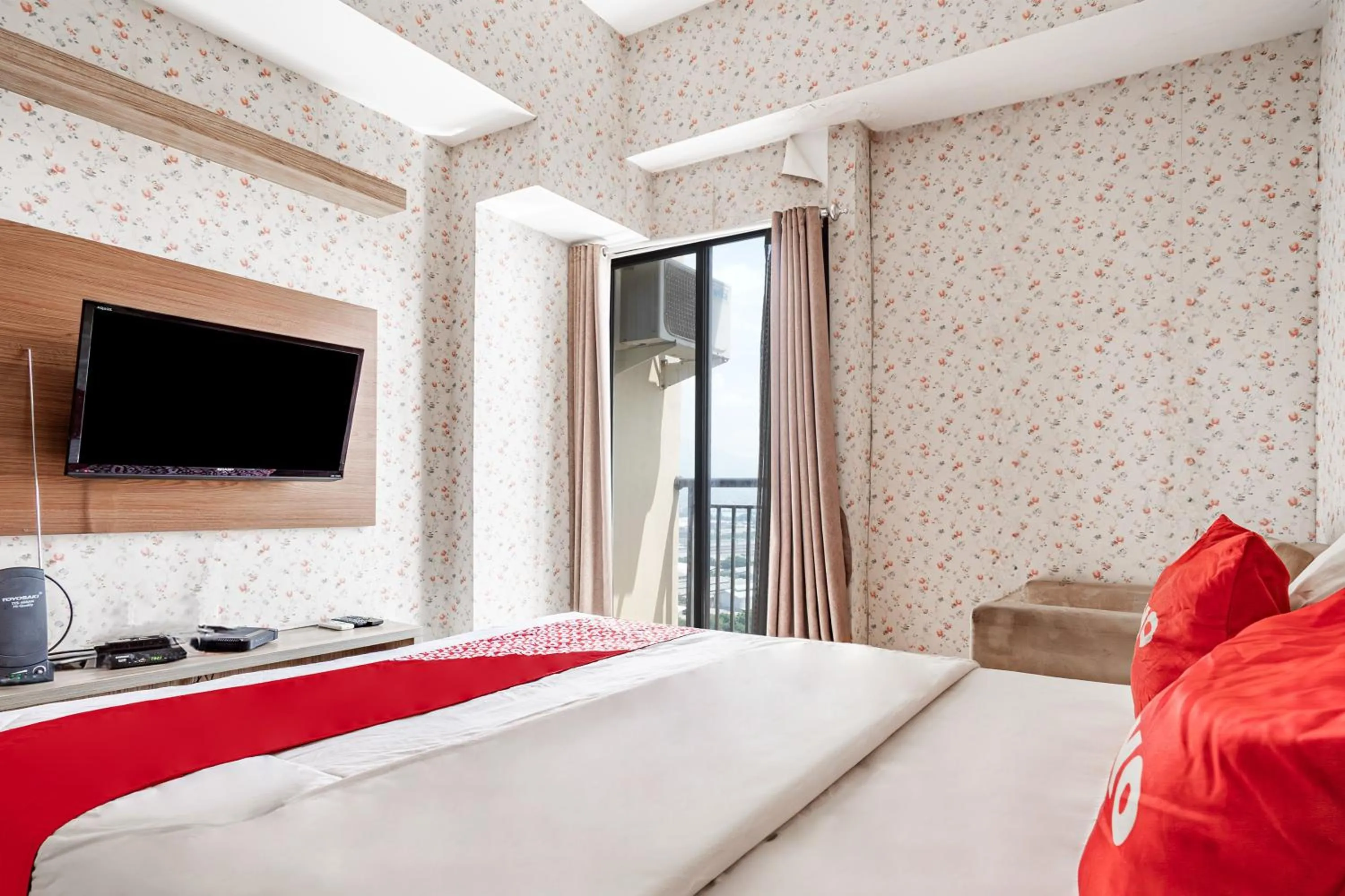 Bedroom, Bed in Hotel O Tamansari Panoramic Apartment By Anwar