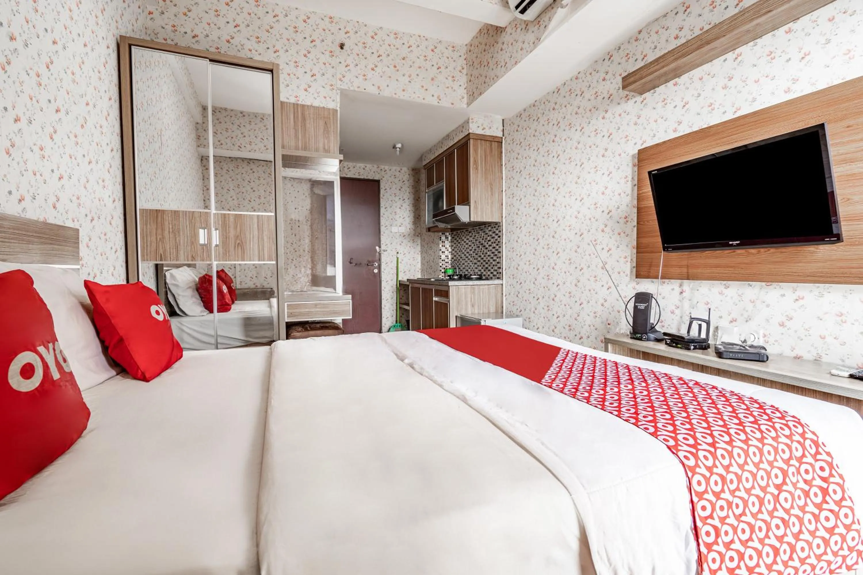 Bedroom, Bed in Hotel O Tamansari Panoramic Apartment By Anwar