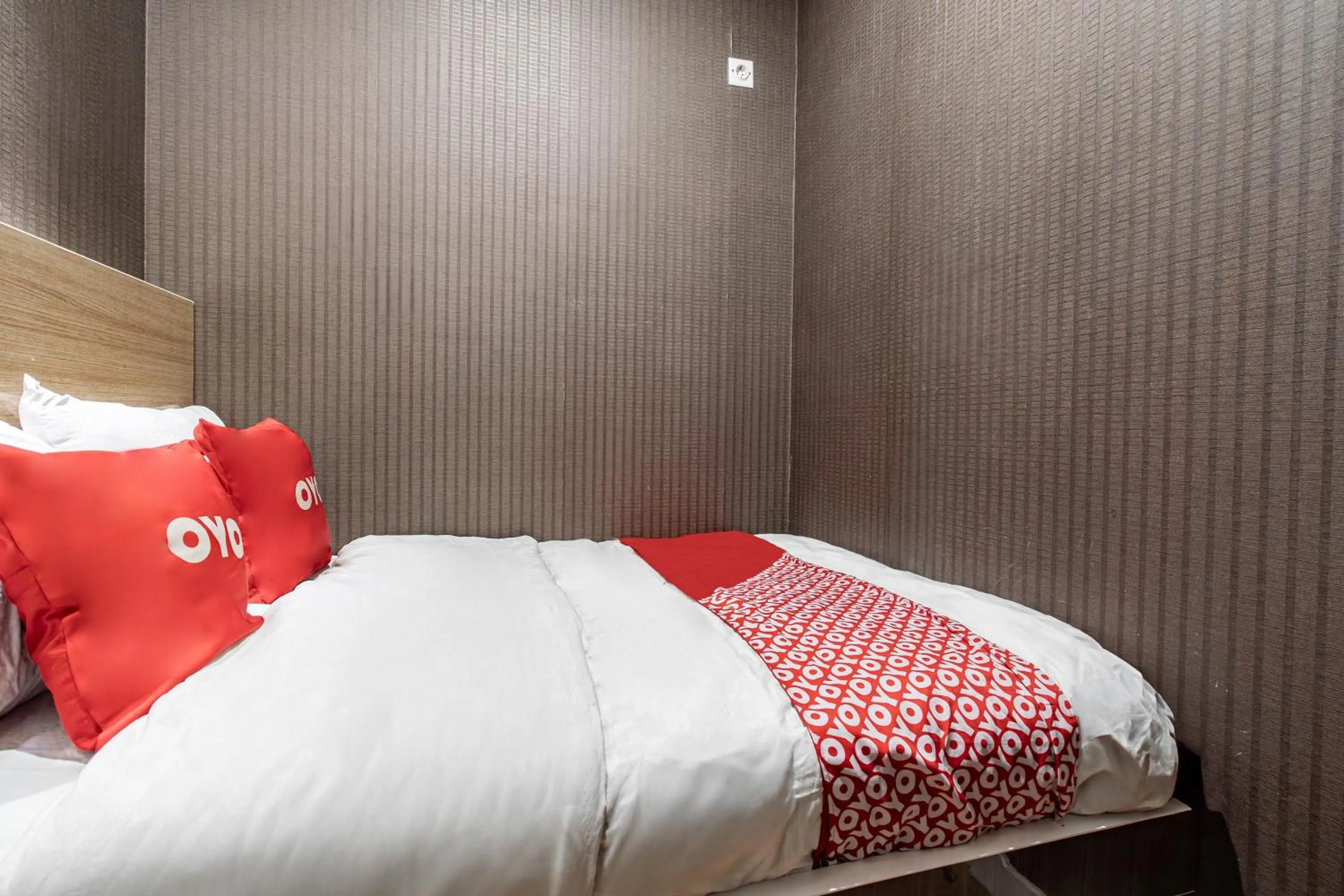 Bedroom, Bed in Hotel O Tamansari Panoramic Apartment By Anwar