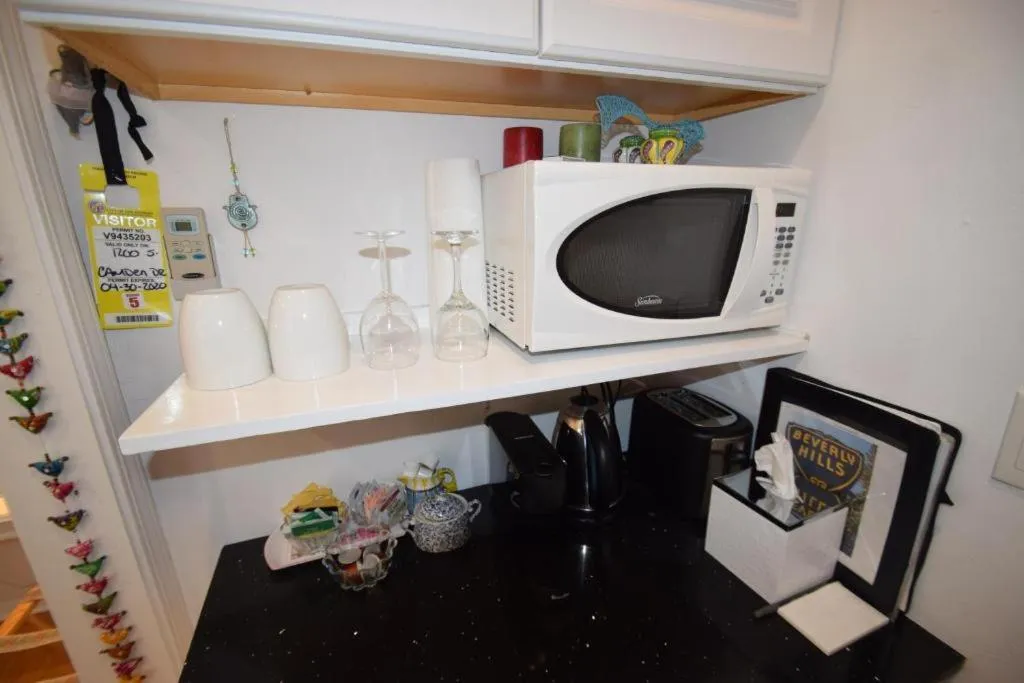 Coffee/tea facilities in Beverly Hills Celebrity Home