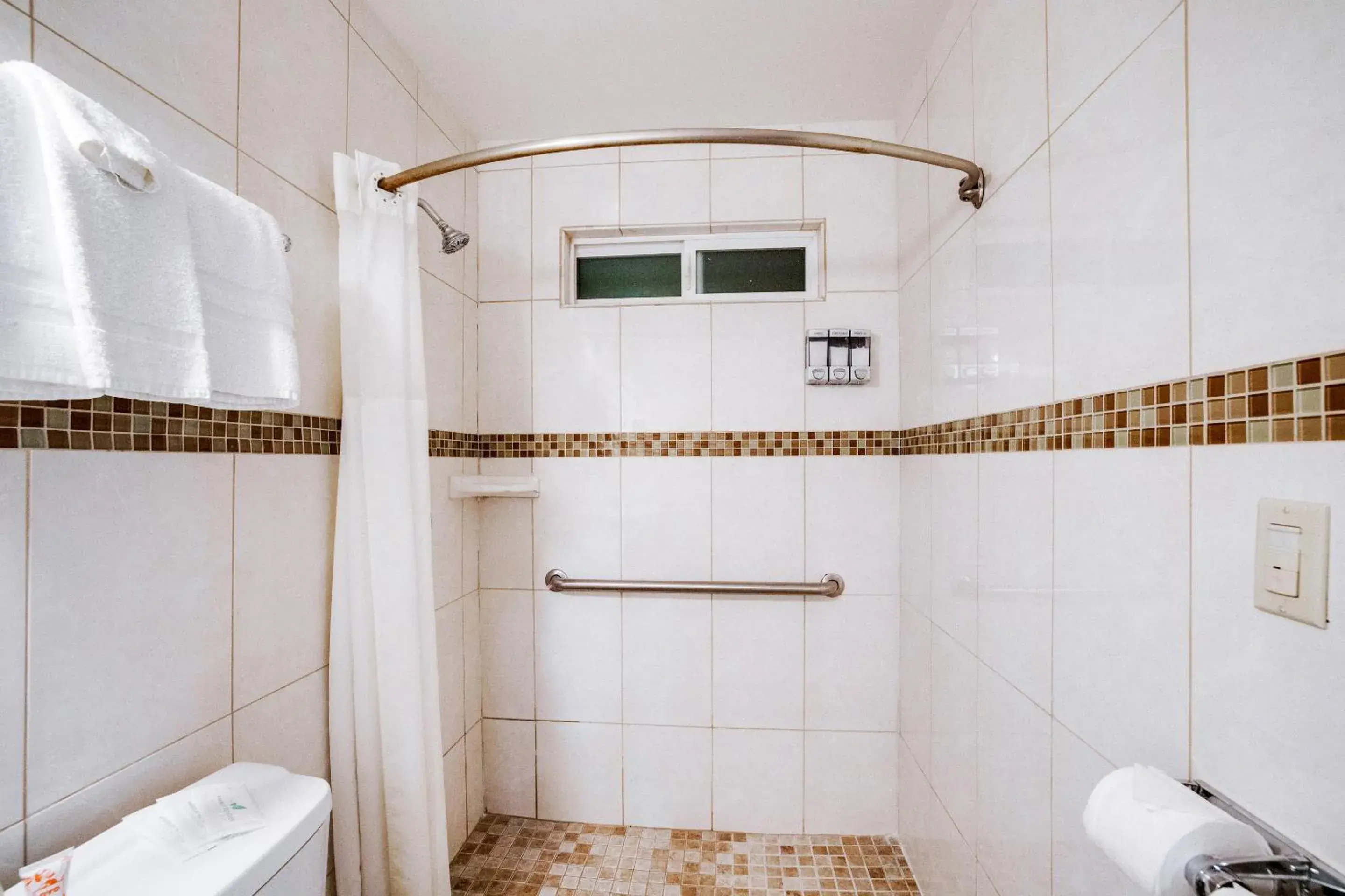 Creekside Cabin in Arrowhead Tree Top Lodge Creekside Cabin in Arrowhead Tree Top Lodge