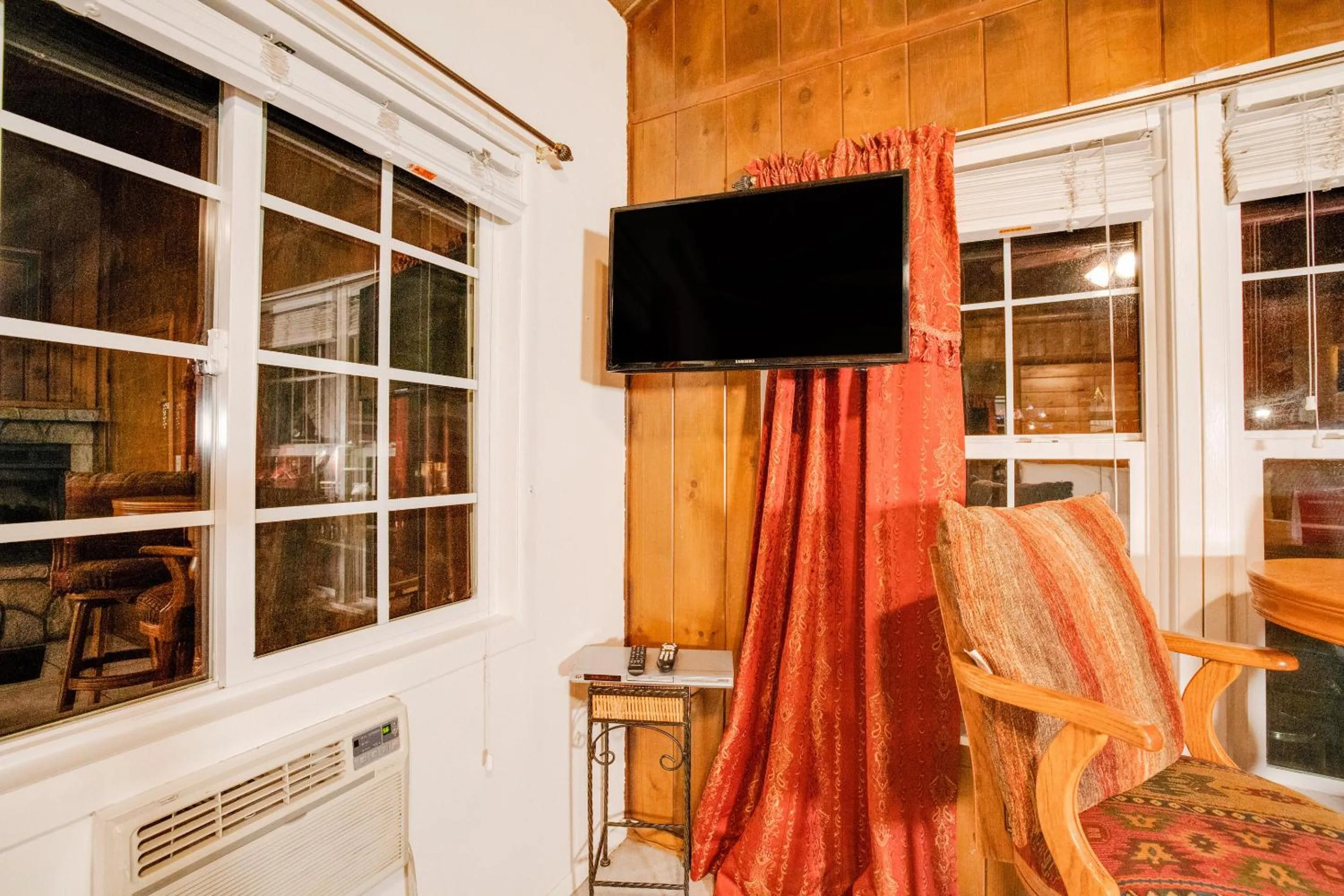 TV and multimedia in Arrowhead Tree Top Lodge