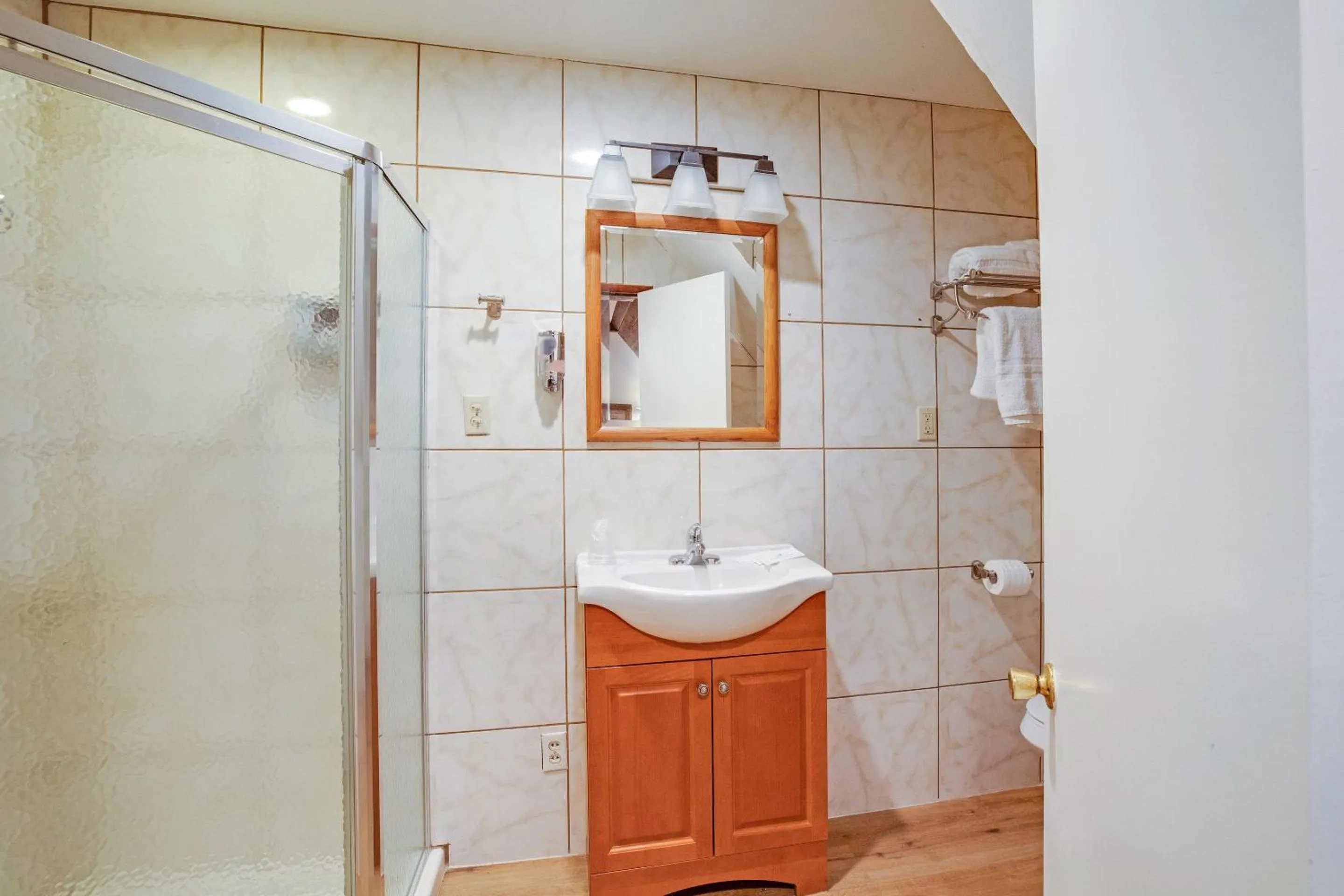 Shower in Arrowhead Tree Top Lodge