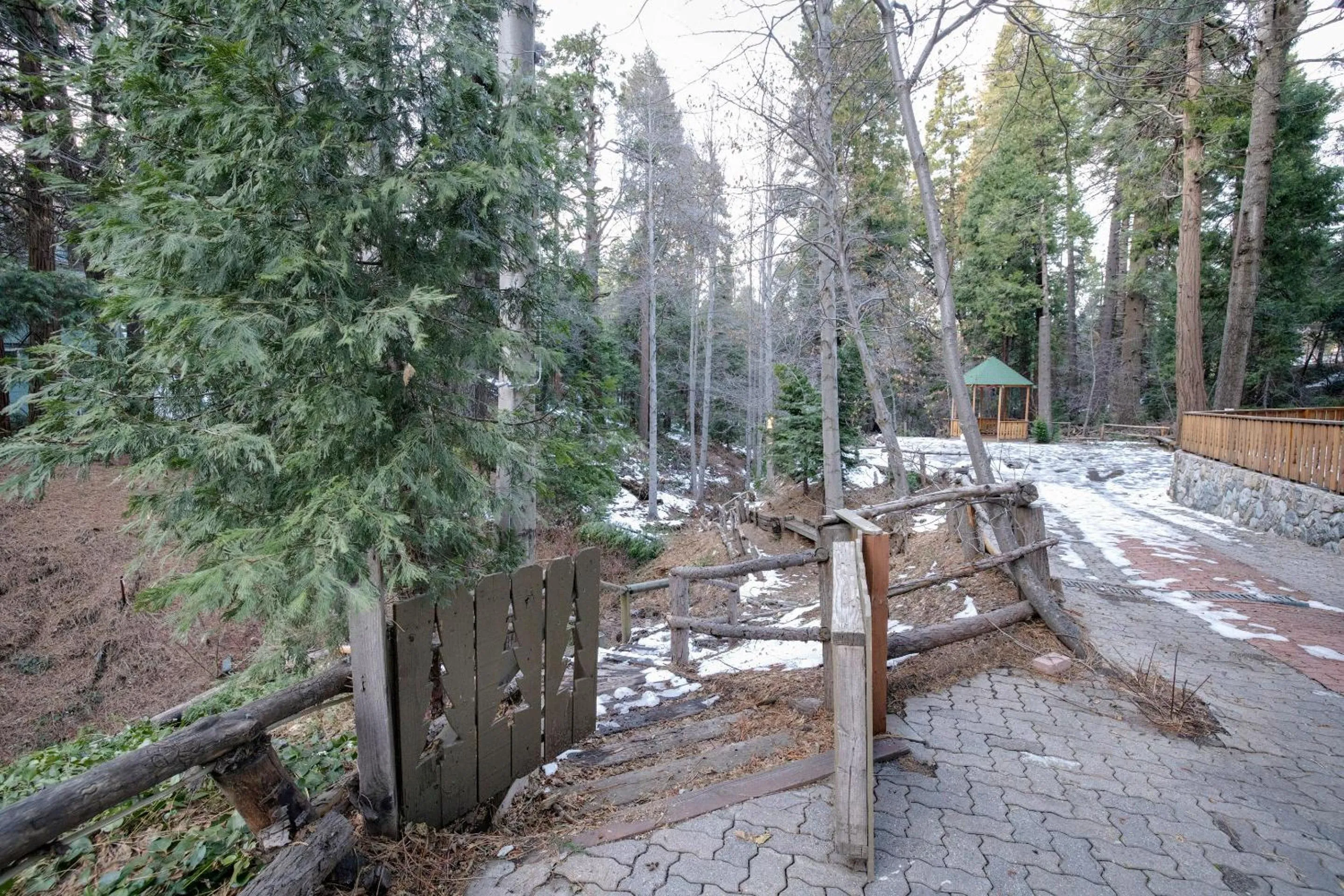 Facade/entrance in Arrowhead Tree Top Lodge