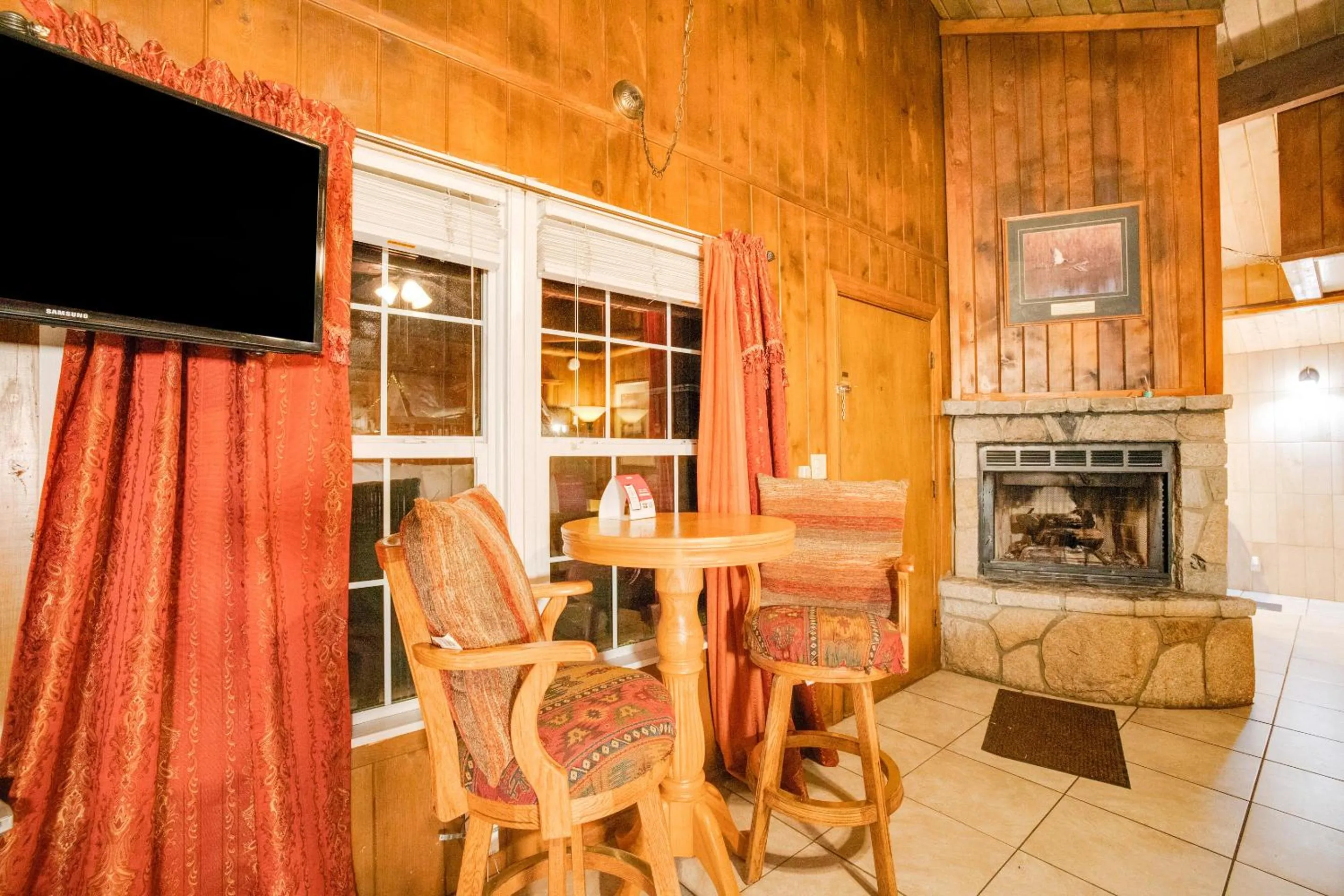 Dining area in Arrowhead Tree Top Lodge