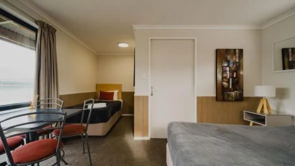 Lakes Edge Holiday Park