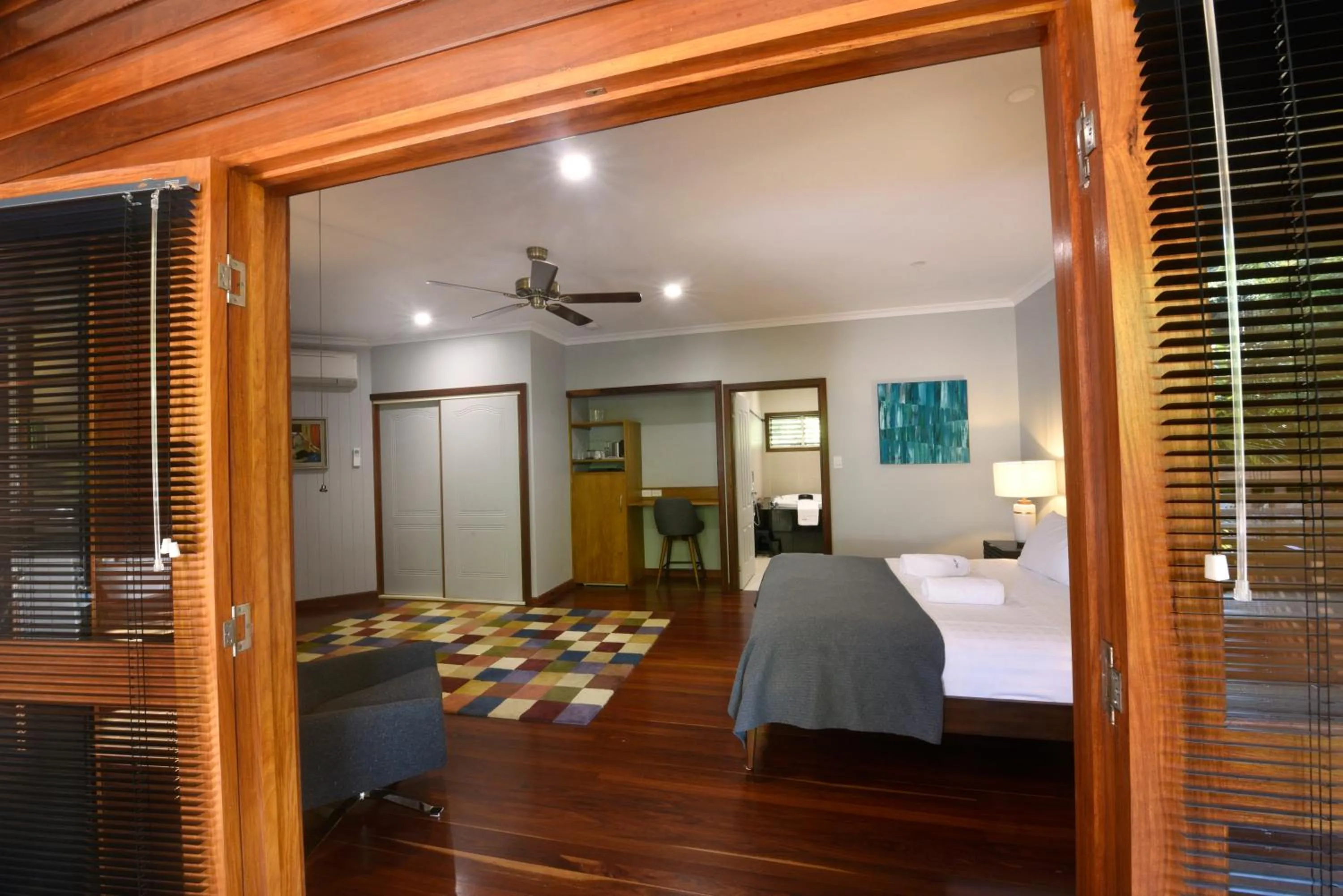 Photo of the whole room in Sealords