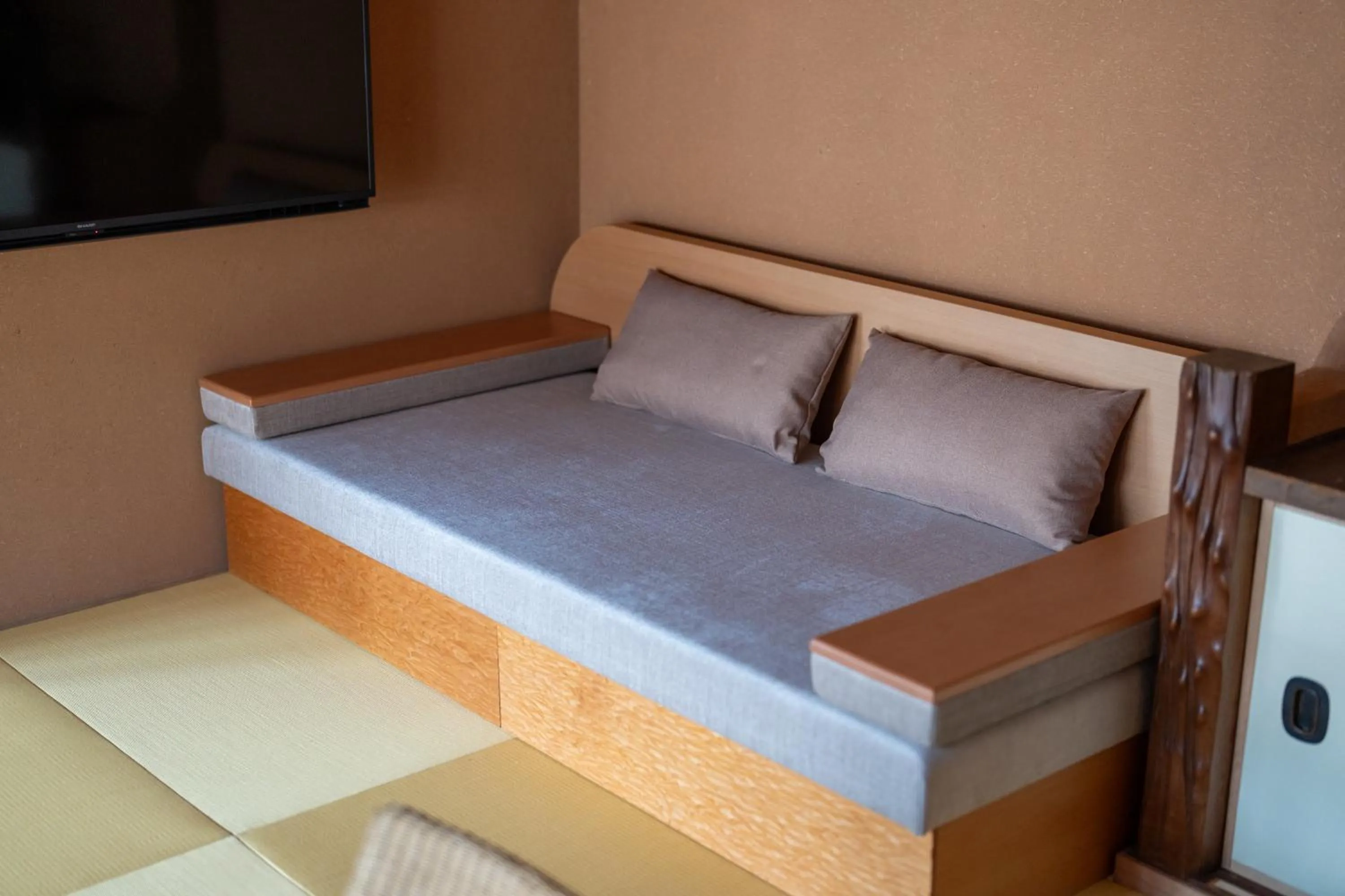 Decorative detail, Bed in Okutsusou