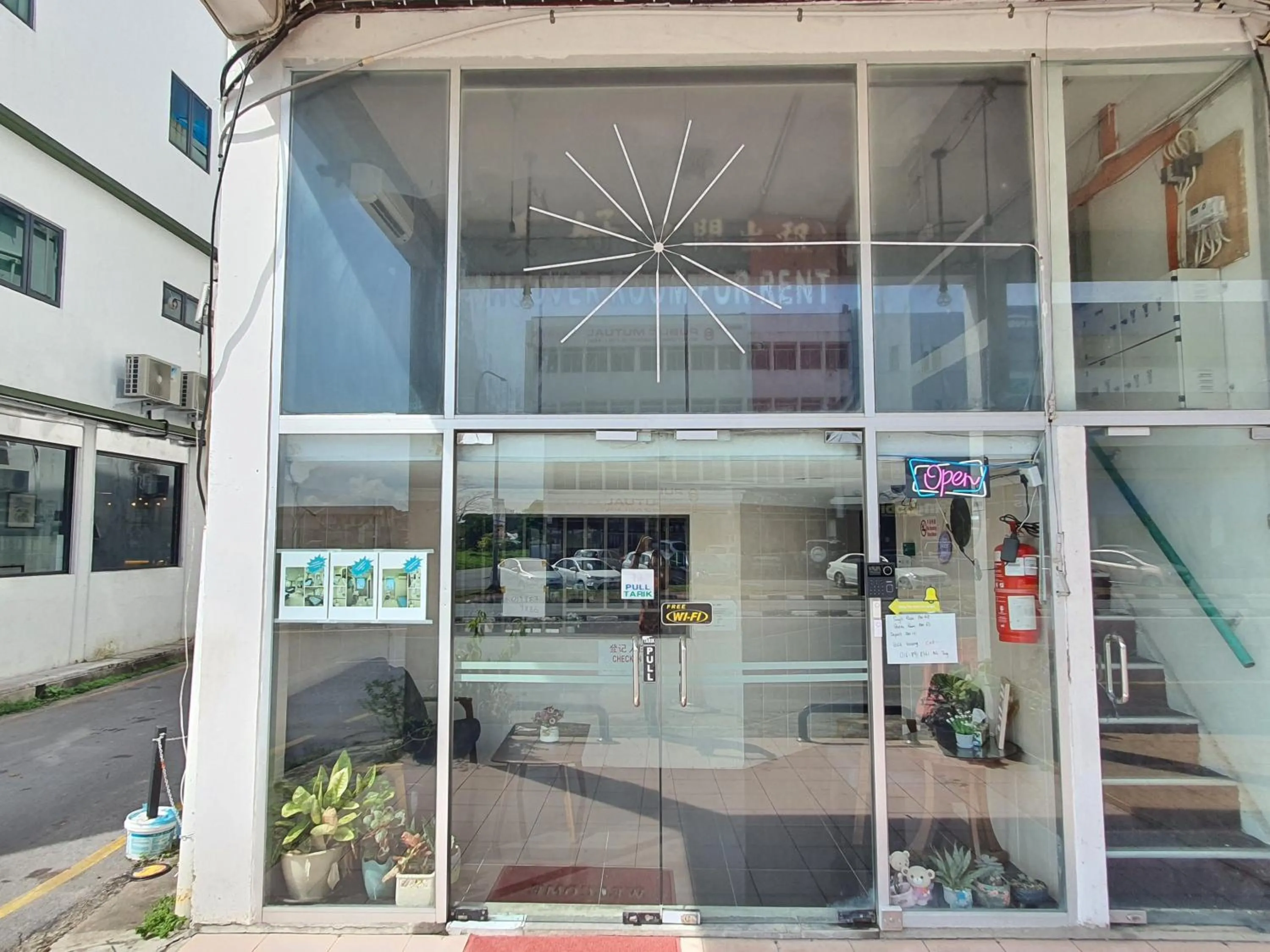 Facade/entrance in Hotel O Hoover Room