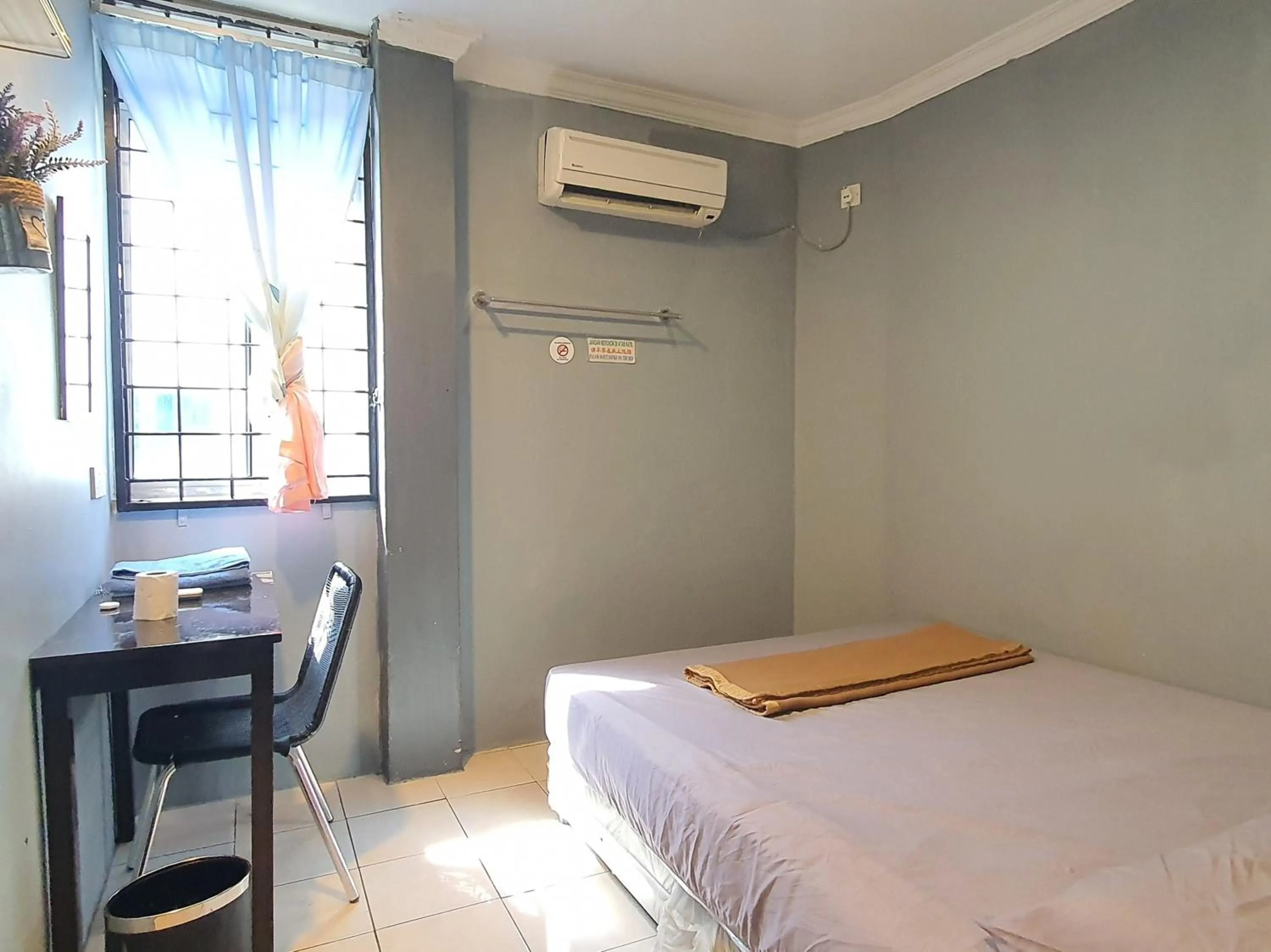 Photo of the whole room, Bed in Hotel O Hoover Room