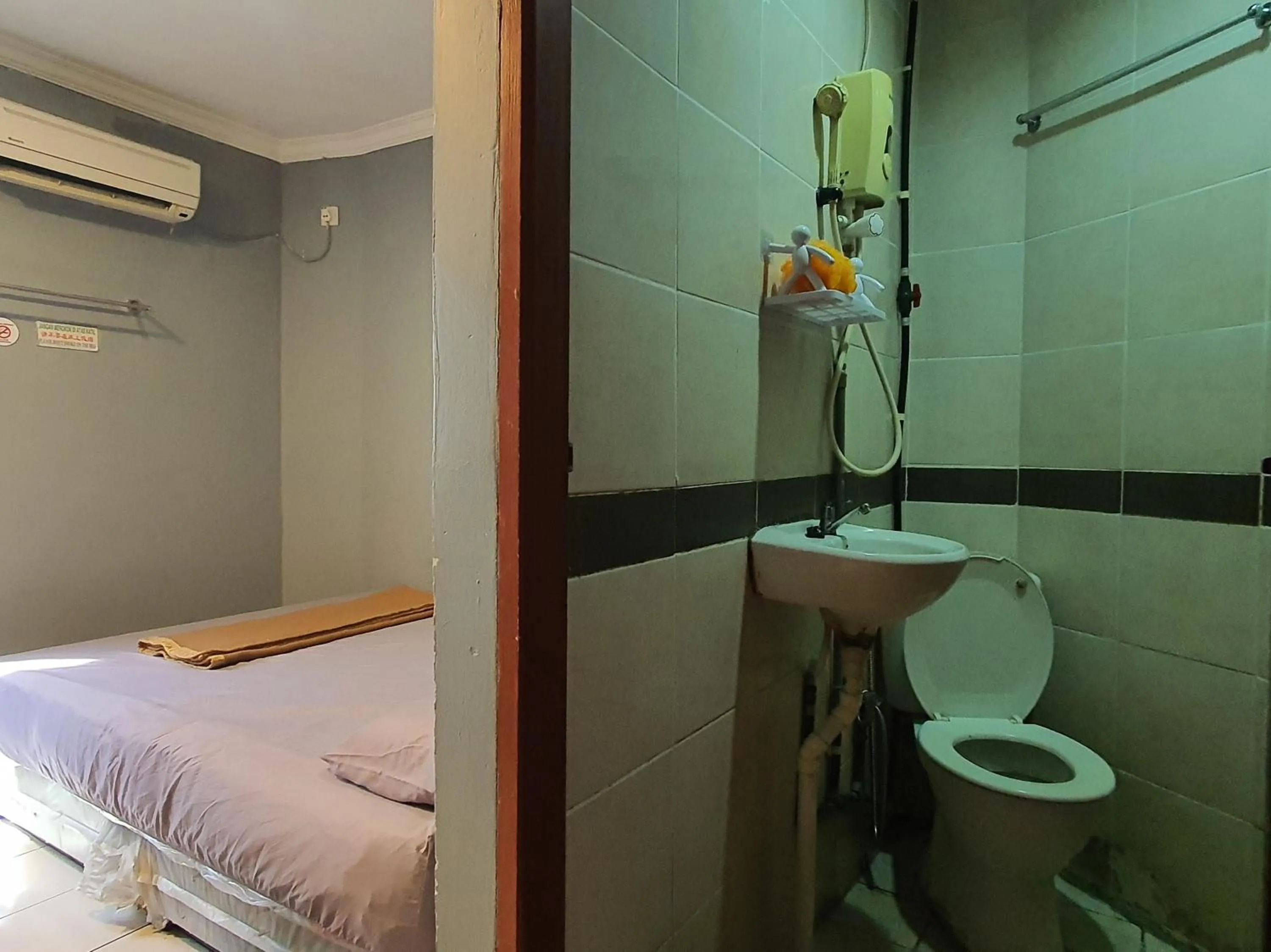 Bathroom in Hotel O Hoover Room