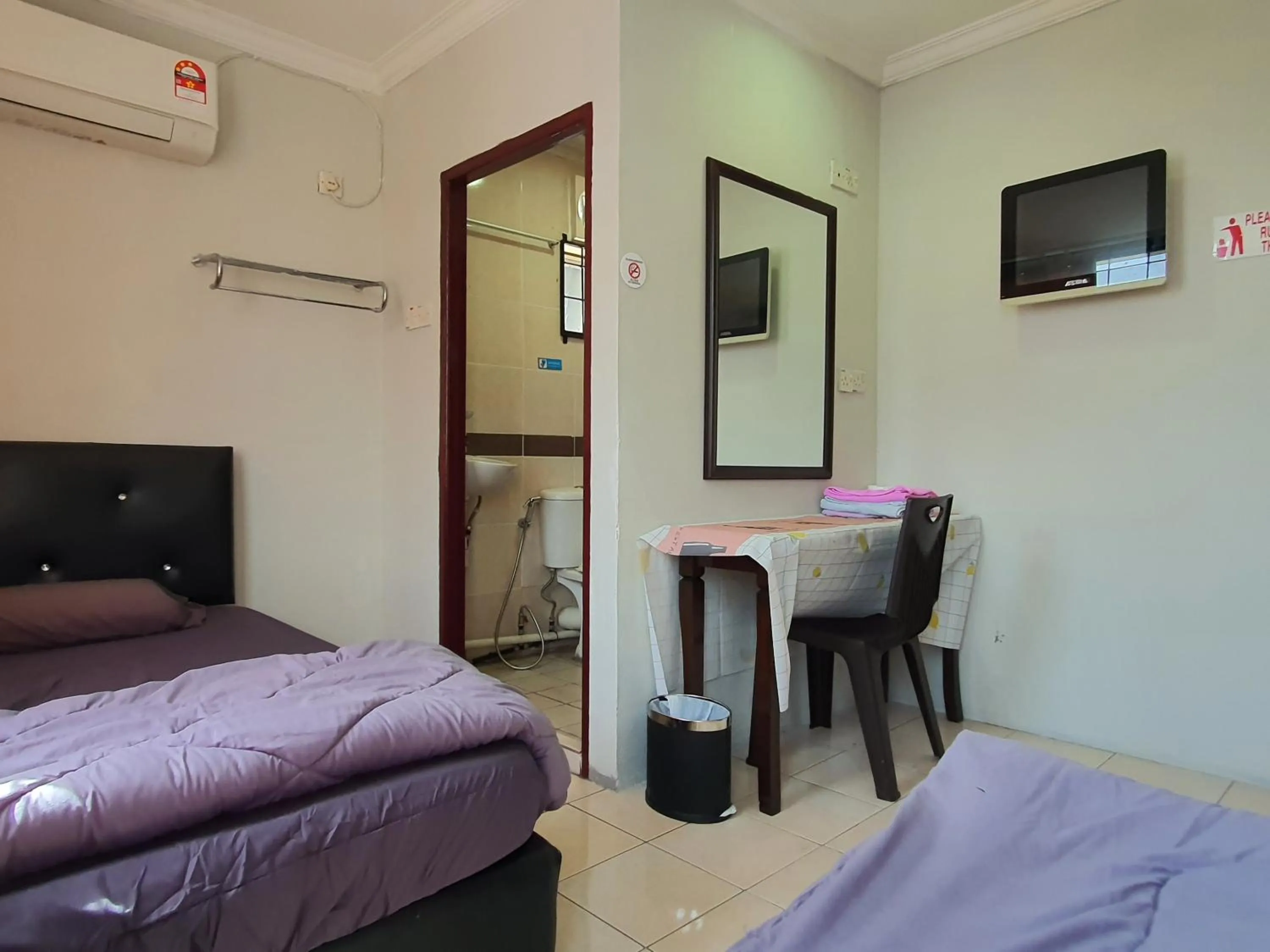 Photo of the whole room, Bed in Hotel O Hoover Room