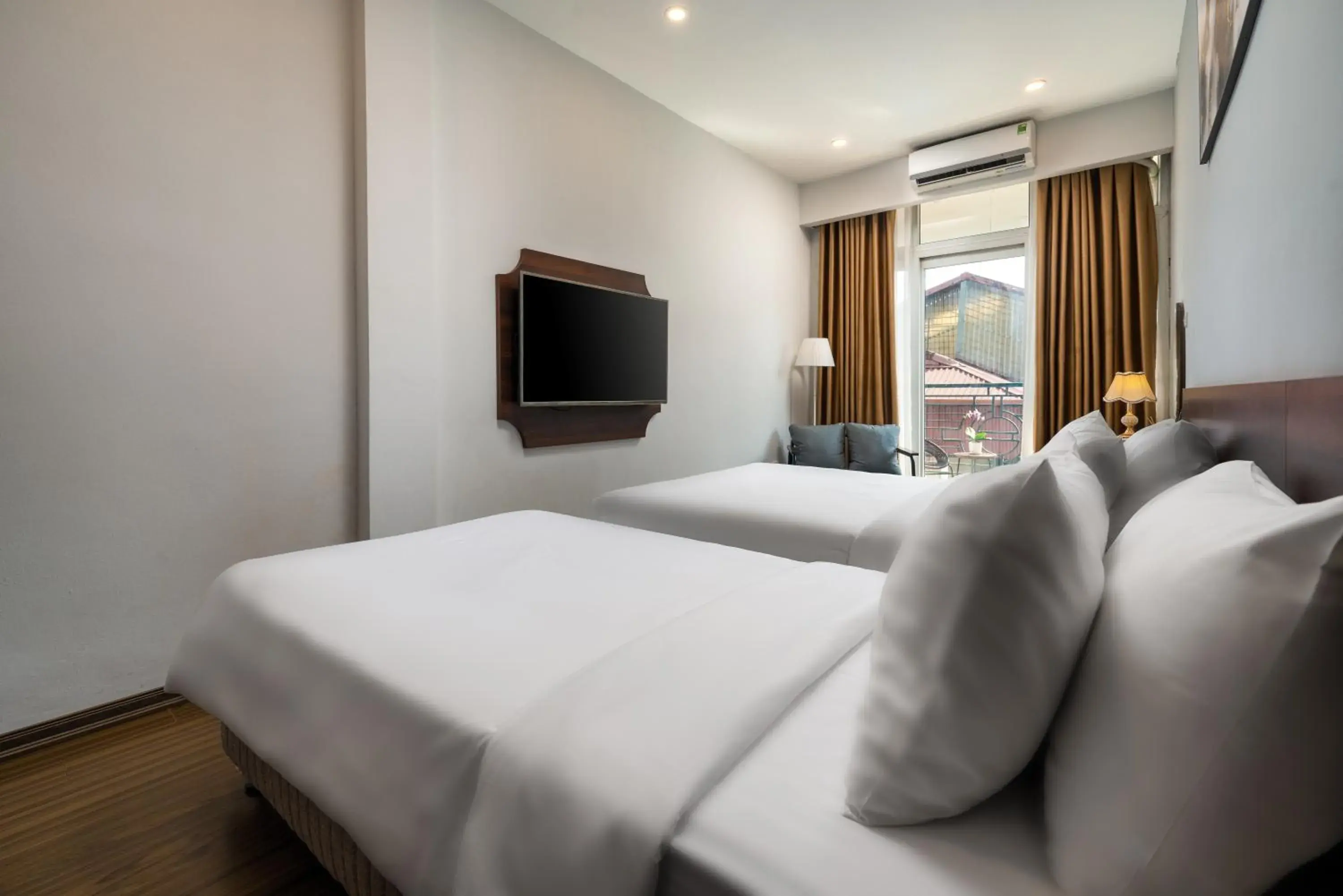 Quadruple Room with Balcony in Astoria Hanoi Hotel & Travel Quadruple Room with Balcony in Astoria Hanoi Hotel & Travel