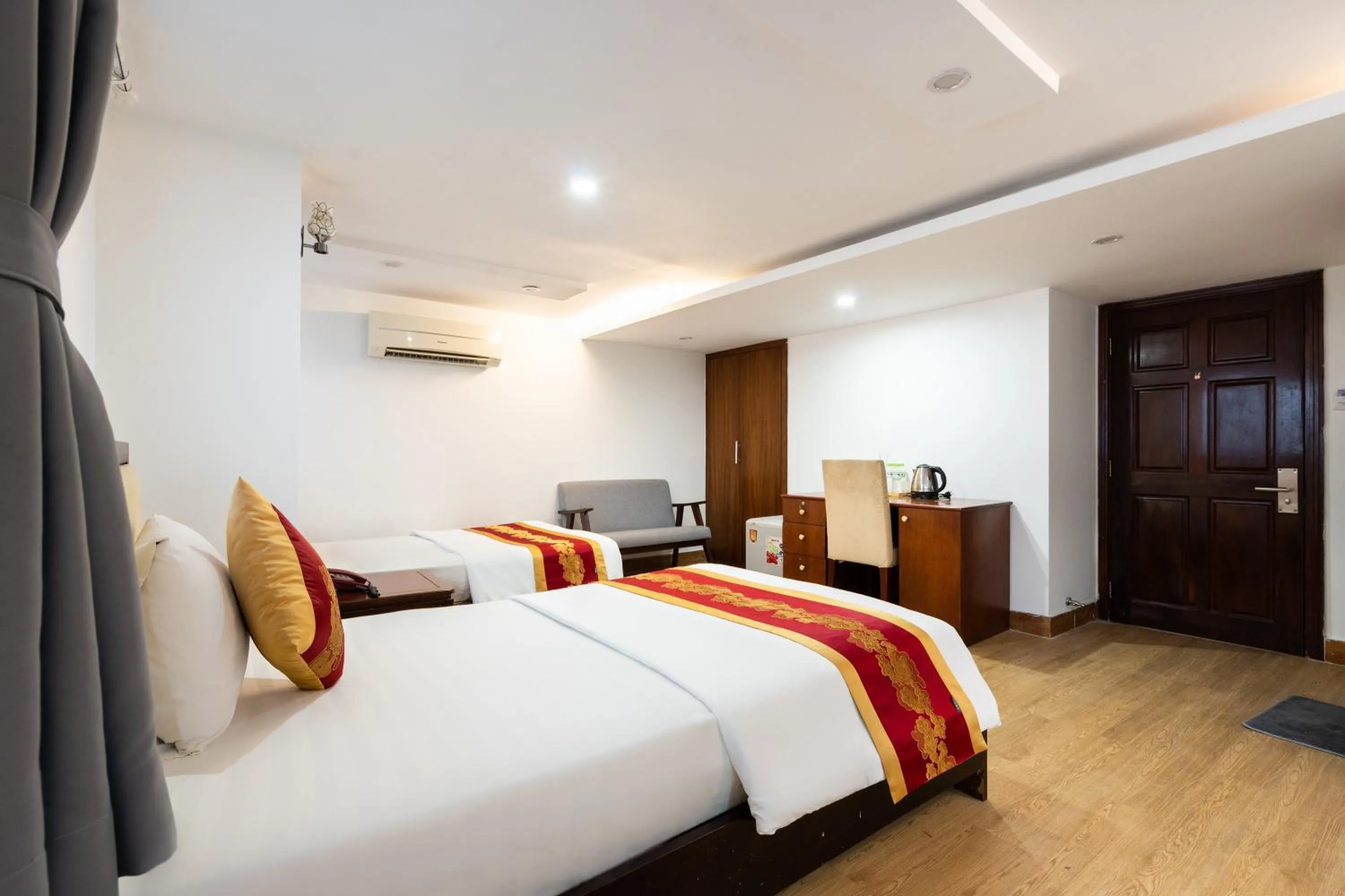 Photo of the whole room, Bed in King Hotel Saigon Airport