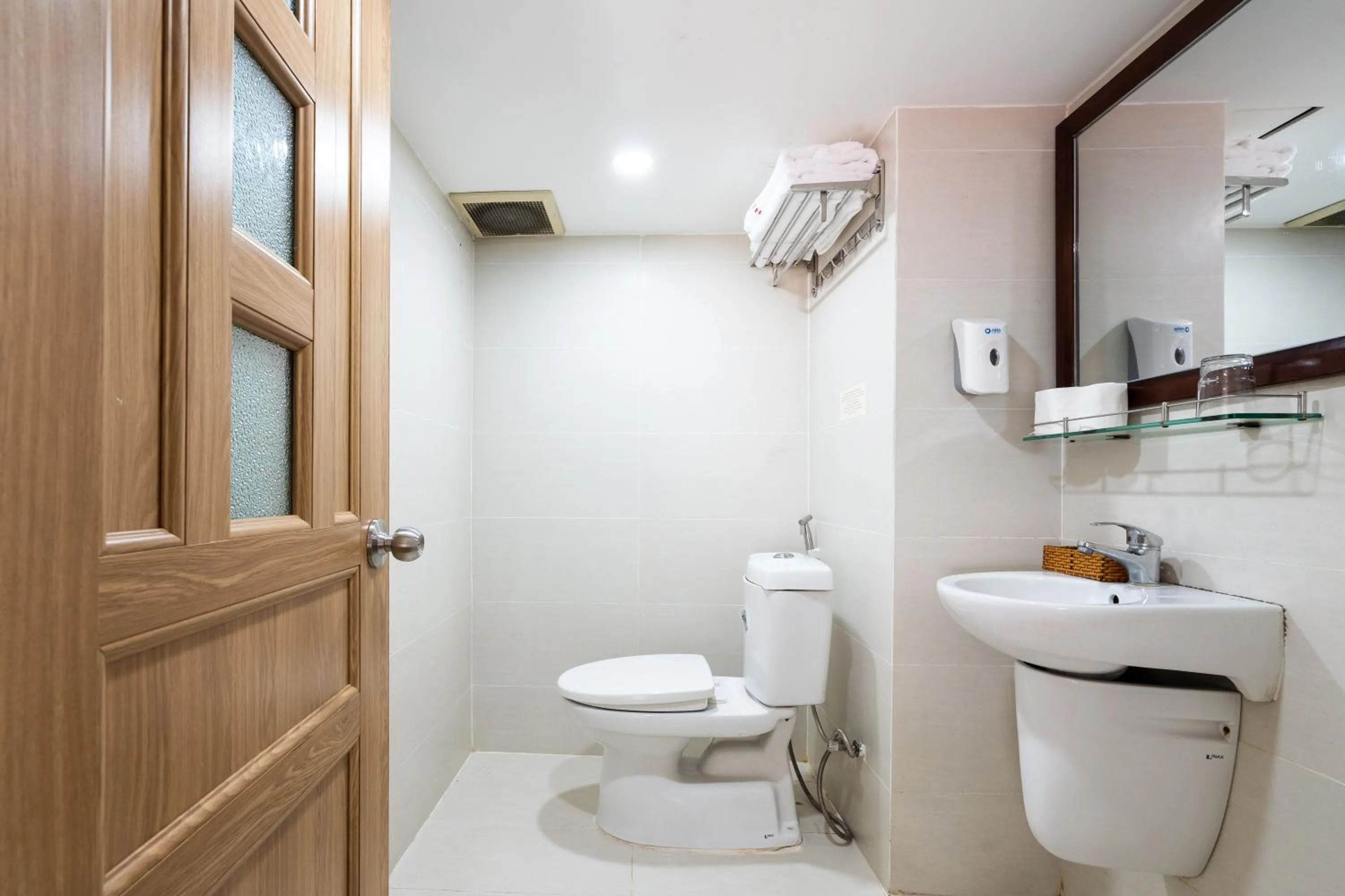 Bathroom in King Hotel Saigon Airport