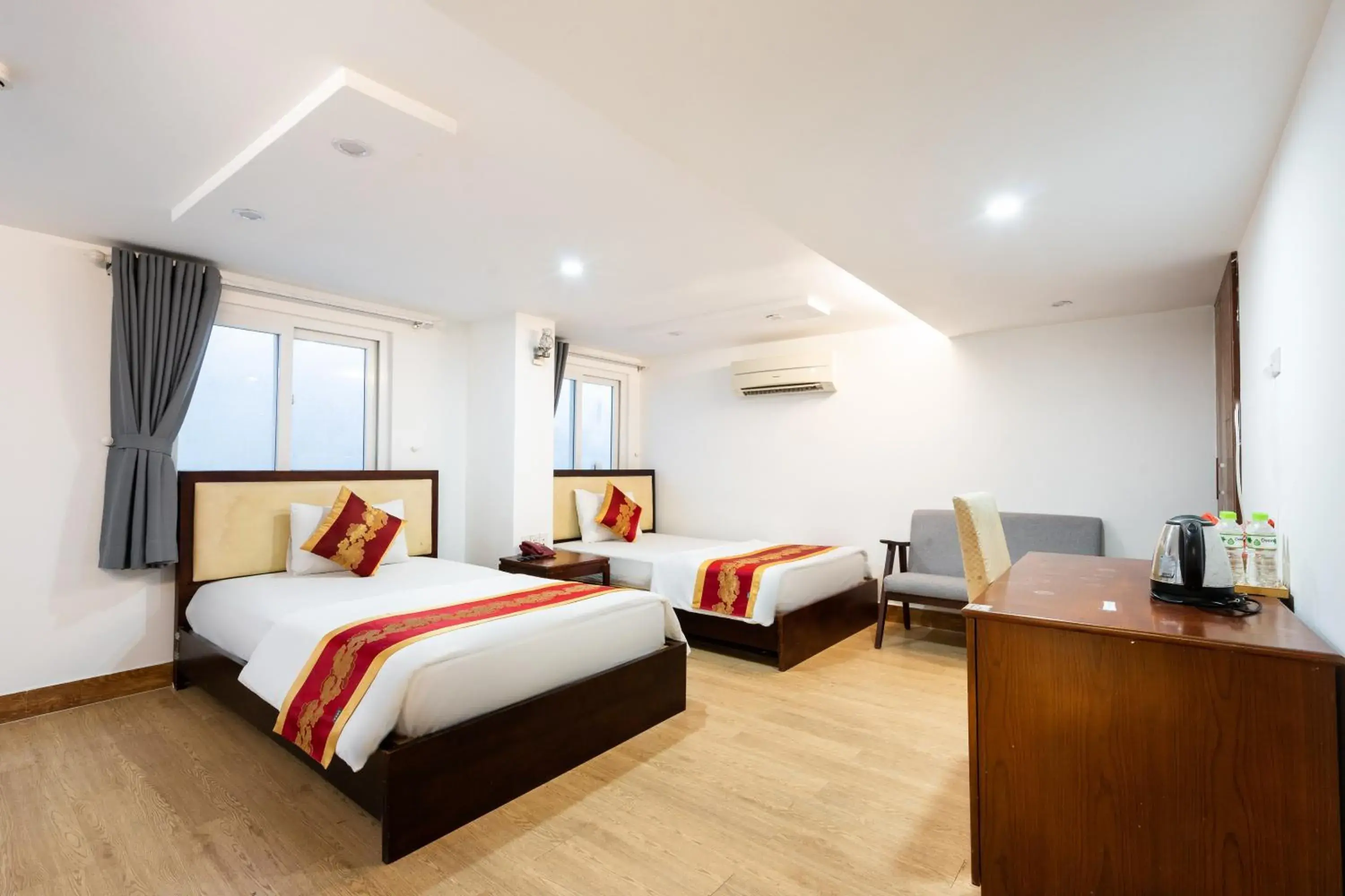 Photo of the whole room, Bed in King Hotel Saigon Airport Photo of the whole room, Bed in King Hotel Saigon Airport