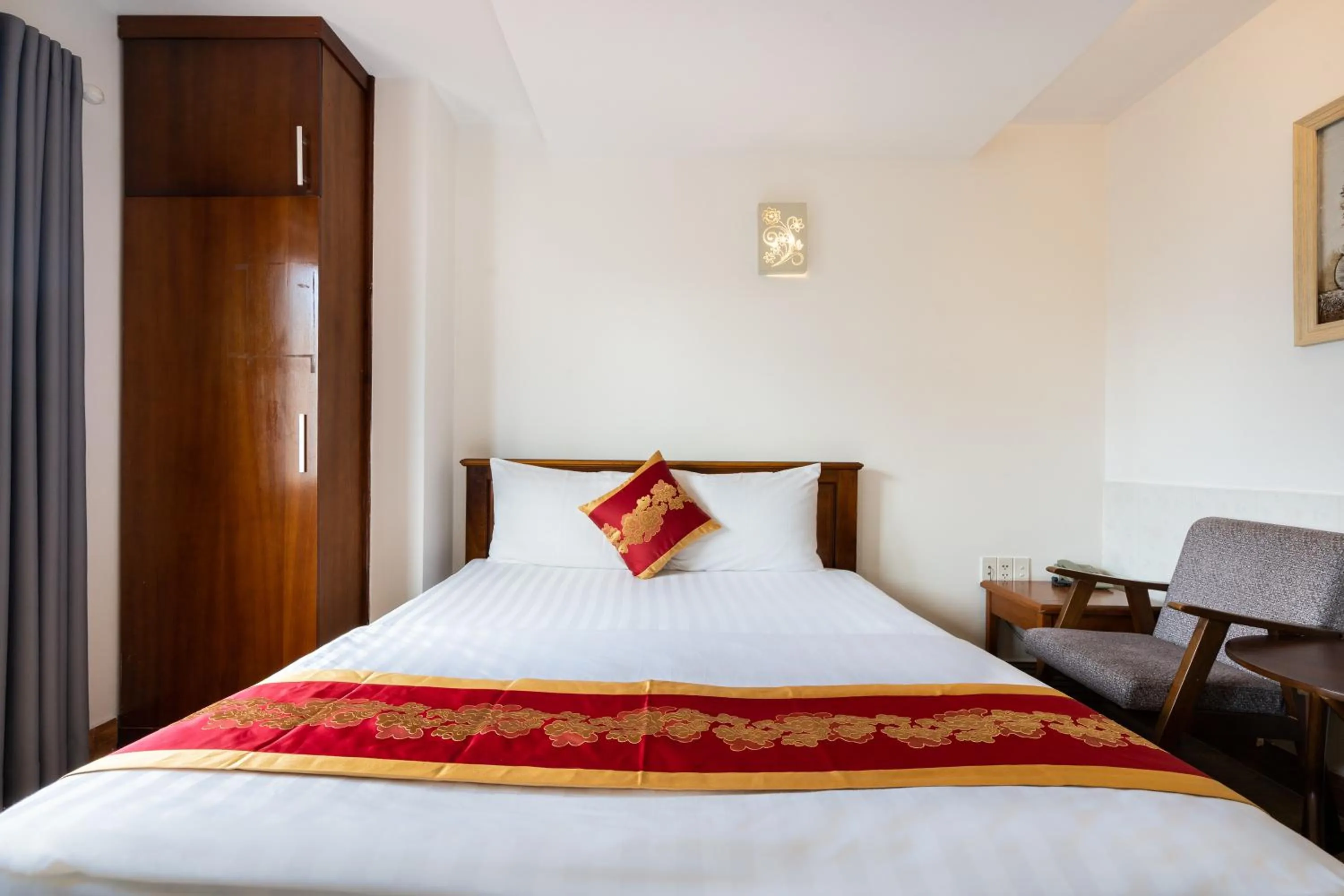 Bed in King Hotel Saigon Airport