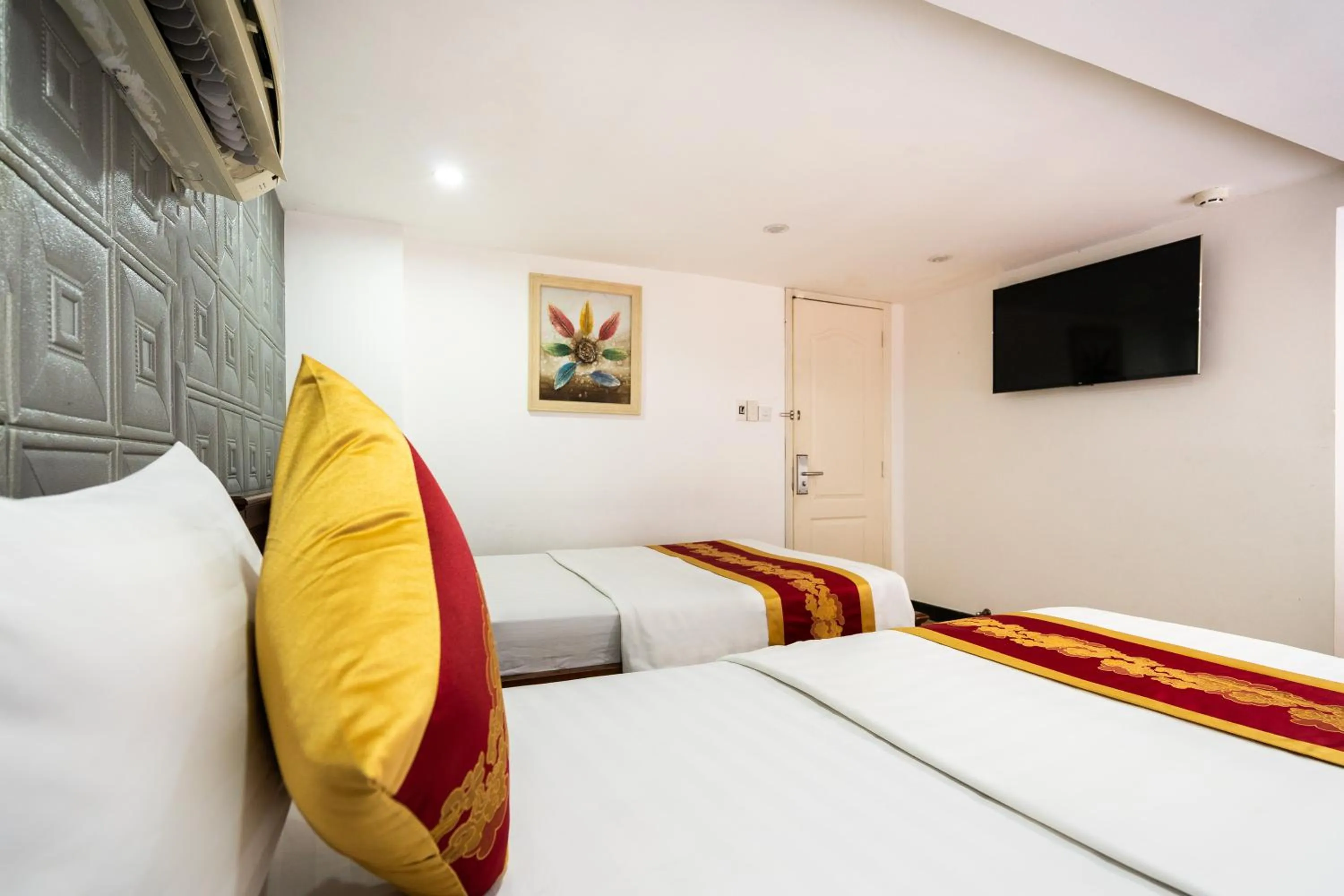 Bed in King Hotel Saigon Airport