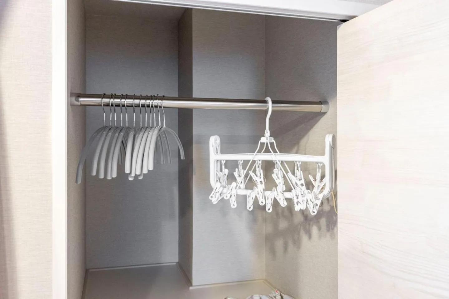 wardrobe in Mat Hikifune