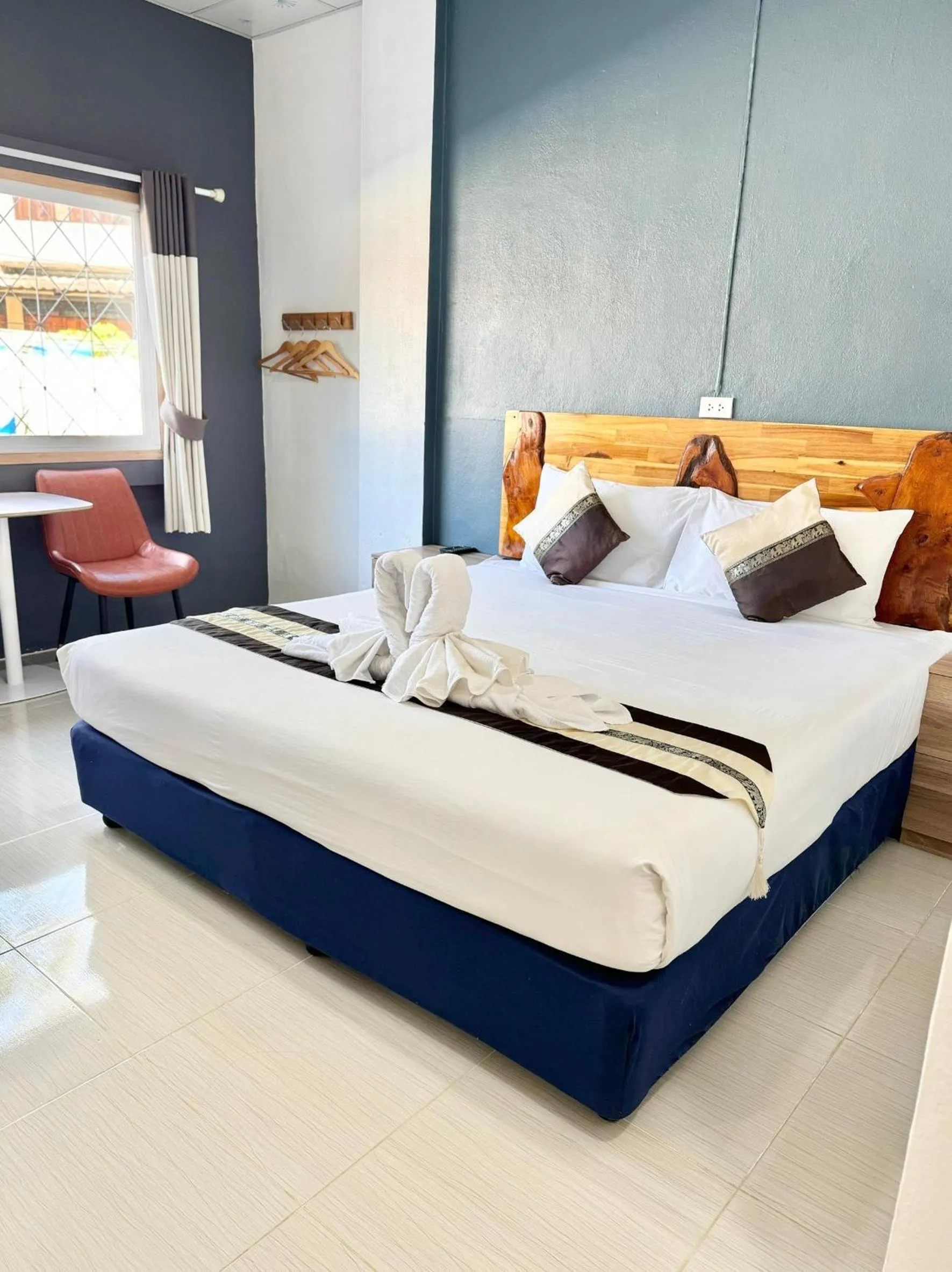 Seating area, Bed in Diamond de pai