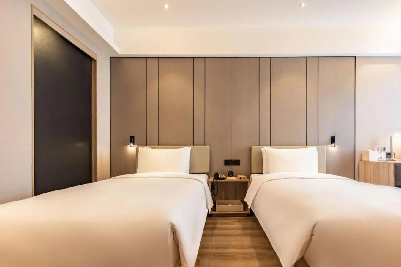 Photo of the whole room, Bed in Atour Hotel Xujiahui Meiying