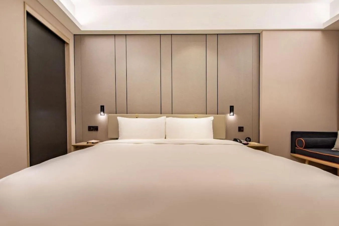 Photo of the whole room, Bed in Atour Hotel Xujiahui Meiying