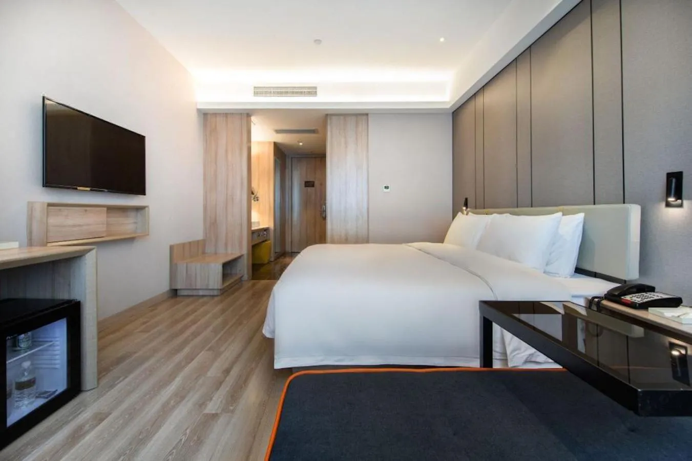 Photo of the whole room, Bed in Atour Hotel Xujiahui Meiying