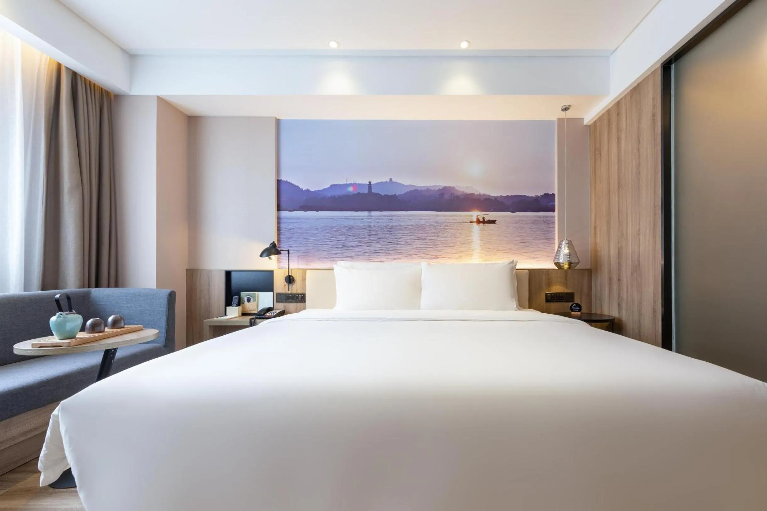 Bed in Atour Hotel Huizhou Huiyang High-speed Railway Station