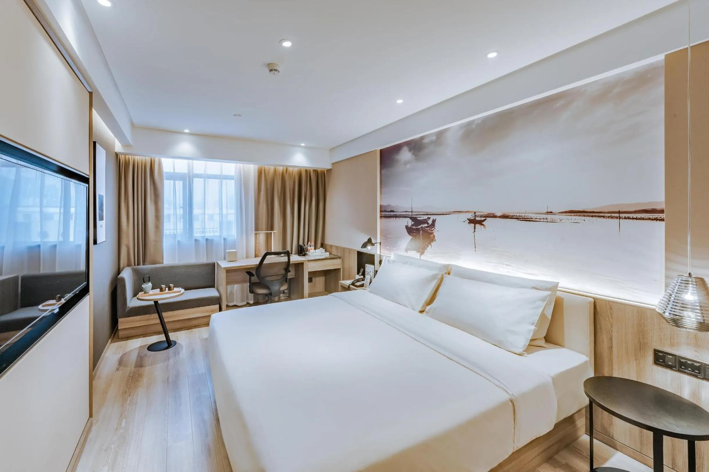 Photo of the whole room, Bed in Atour Hotel Huizhou Huiyang High-speed Railway Station
