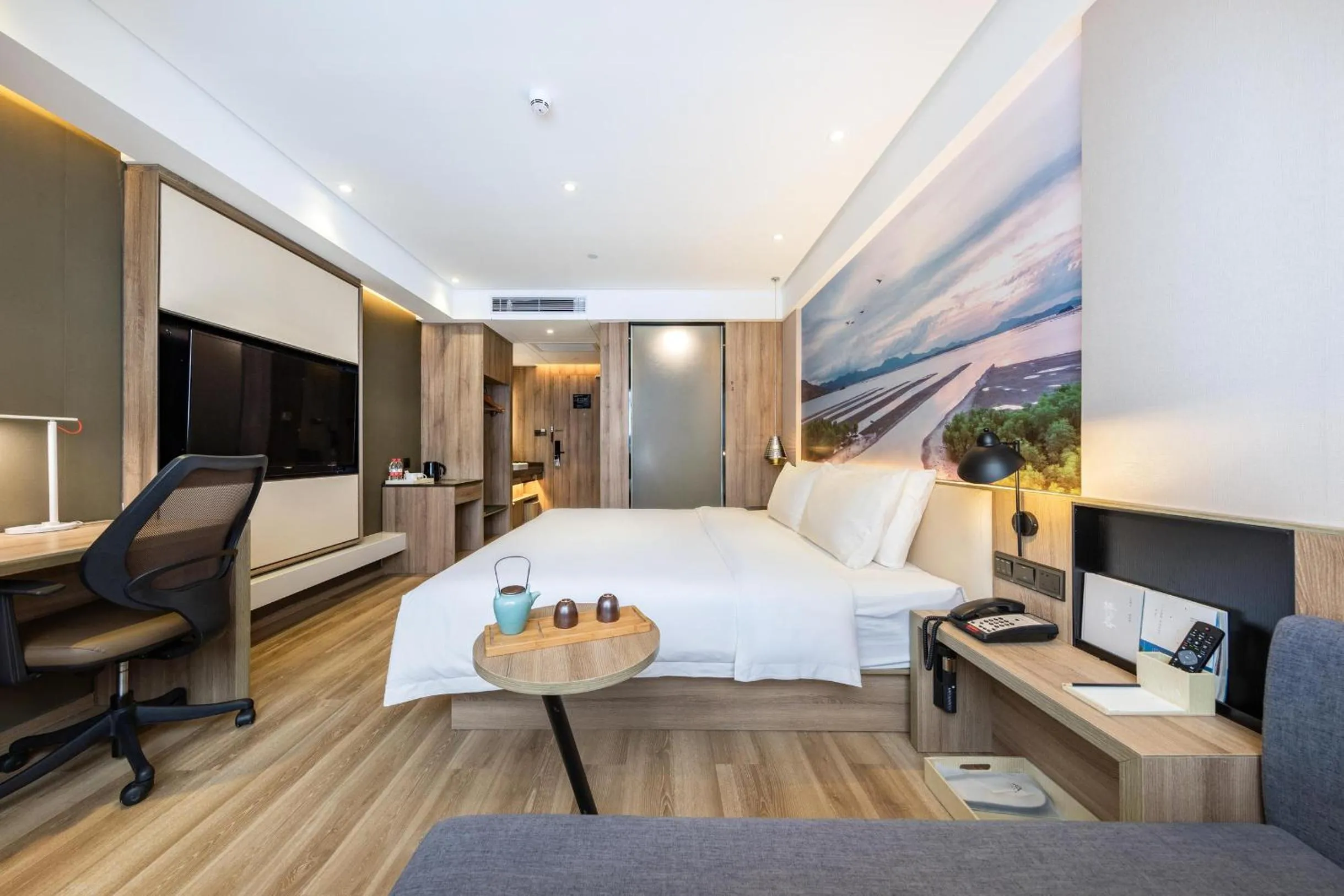 Bed in Atour Hotel Huizhou Huiyang High-speed Railway Station