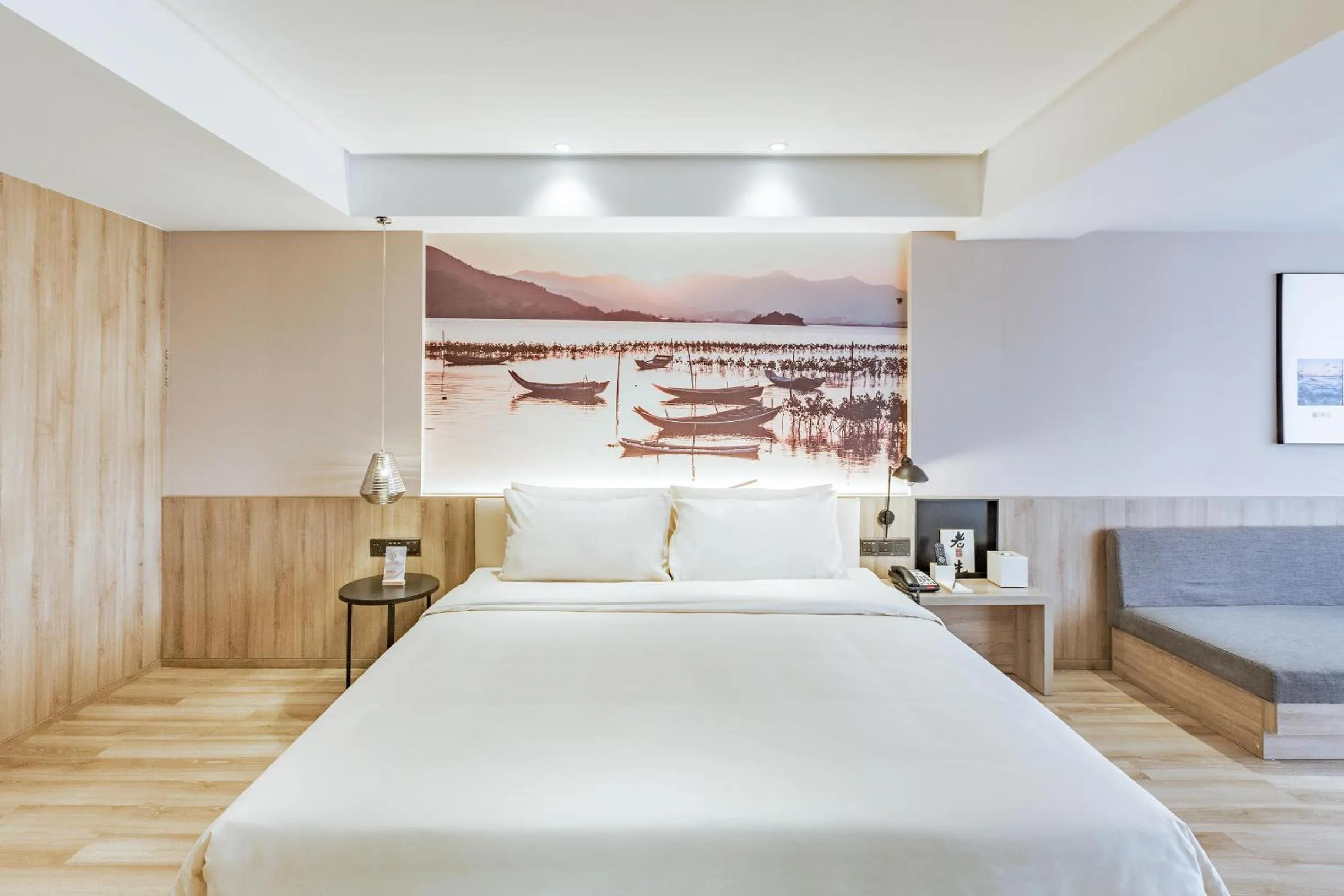 Bed in Atour Hotel Huizhou Huiyang High-speed Railway Station