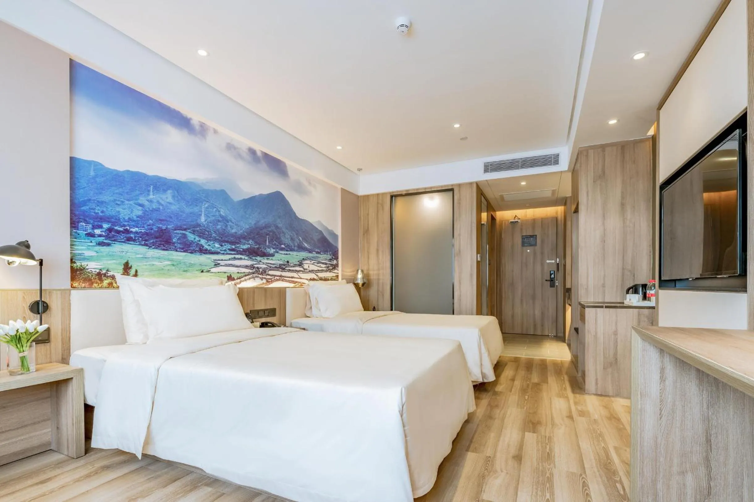 Photo of the whole room, Bed in Atour Hotel Huizhou Huiyang High-speed Railway Station