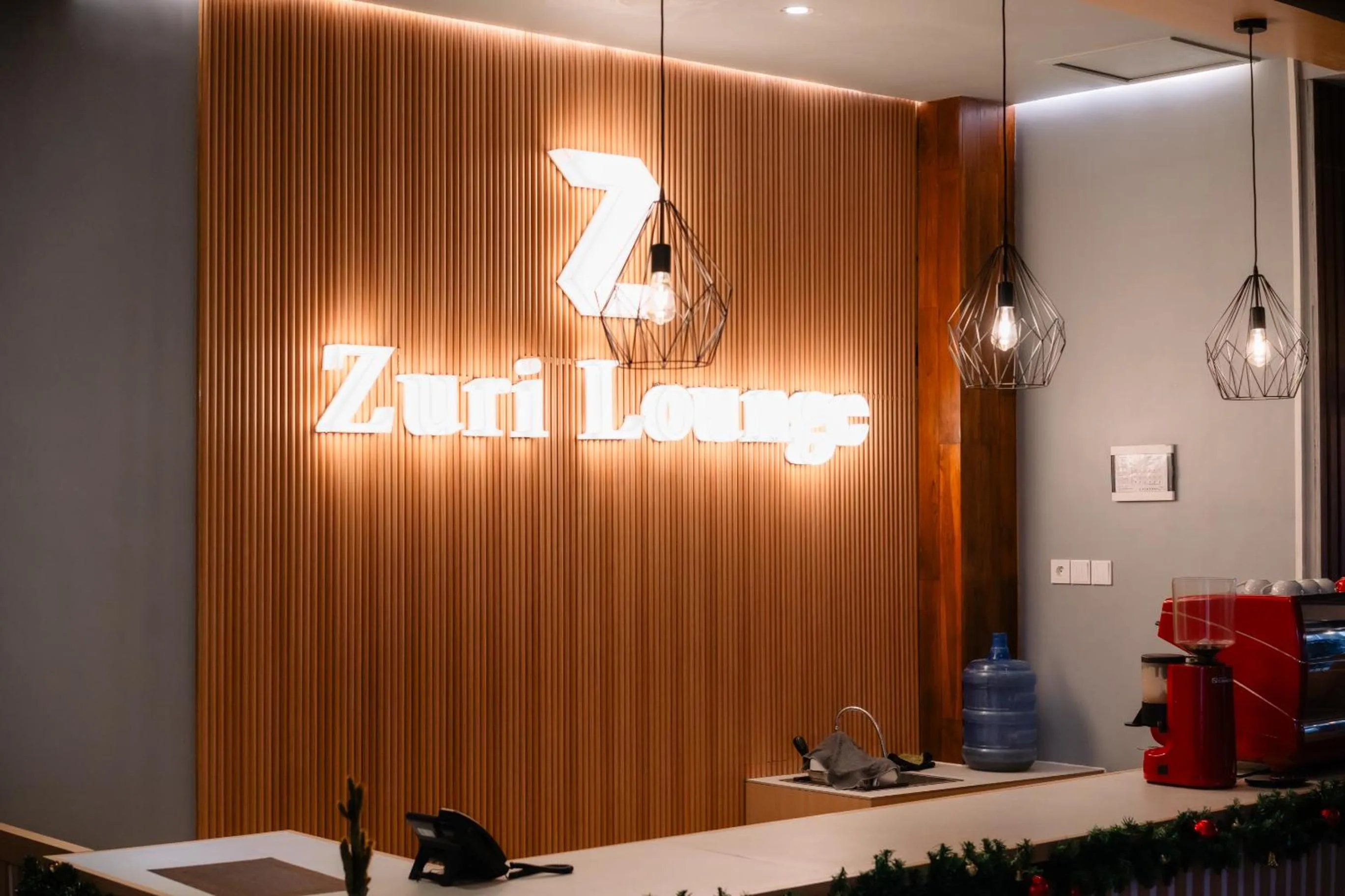 Communal lounge/ TV room in Zasgo Hotel