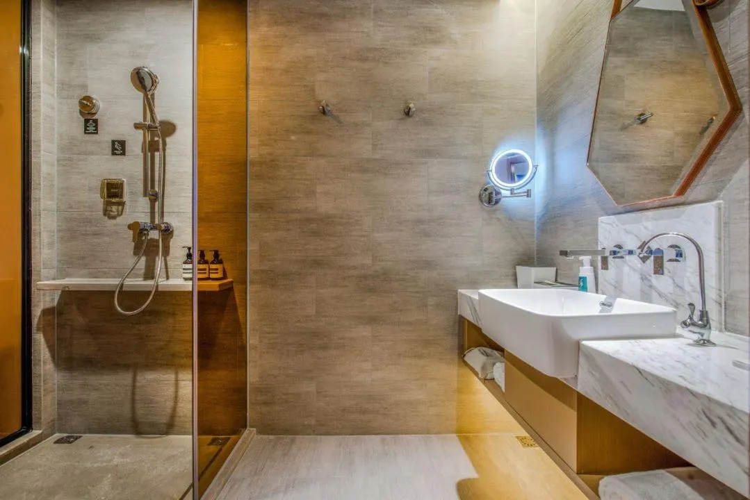 Shower in Atour Hotel Zhongshan Tanzhou